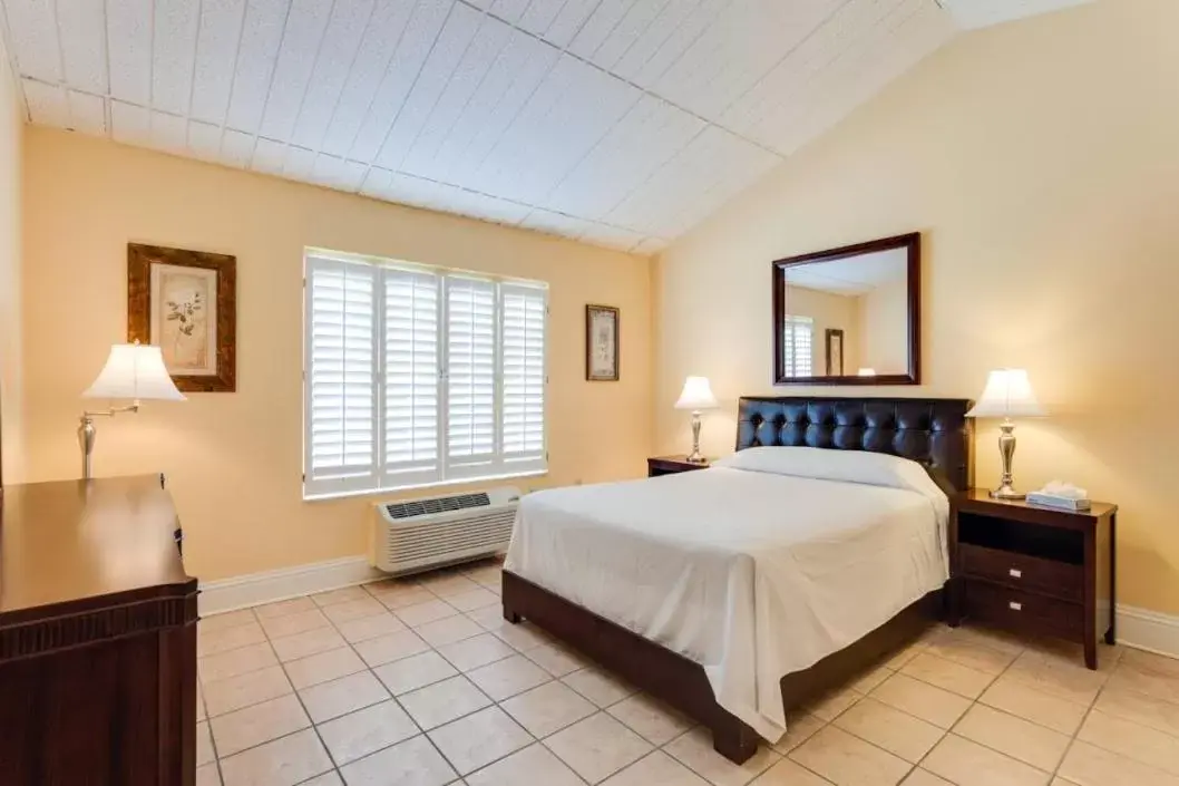 Photo of the whole room, Bed in Naples Park Central Hotel