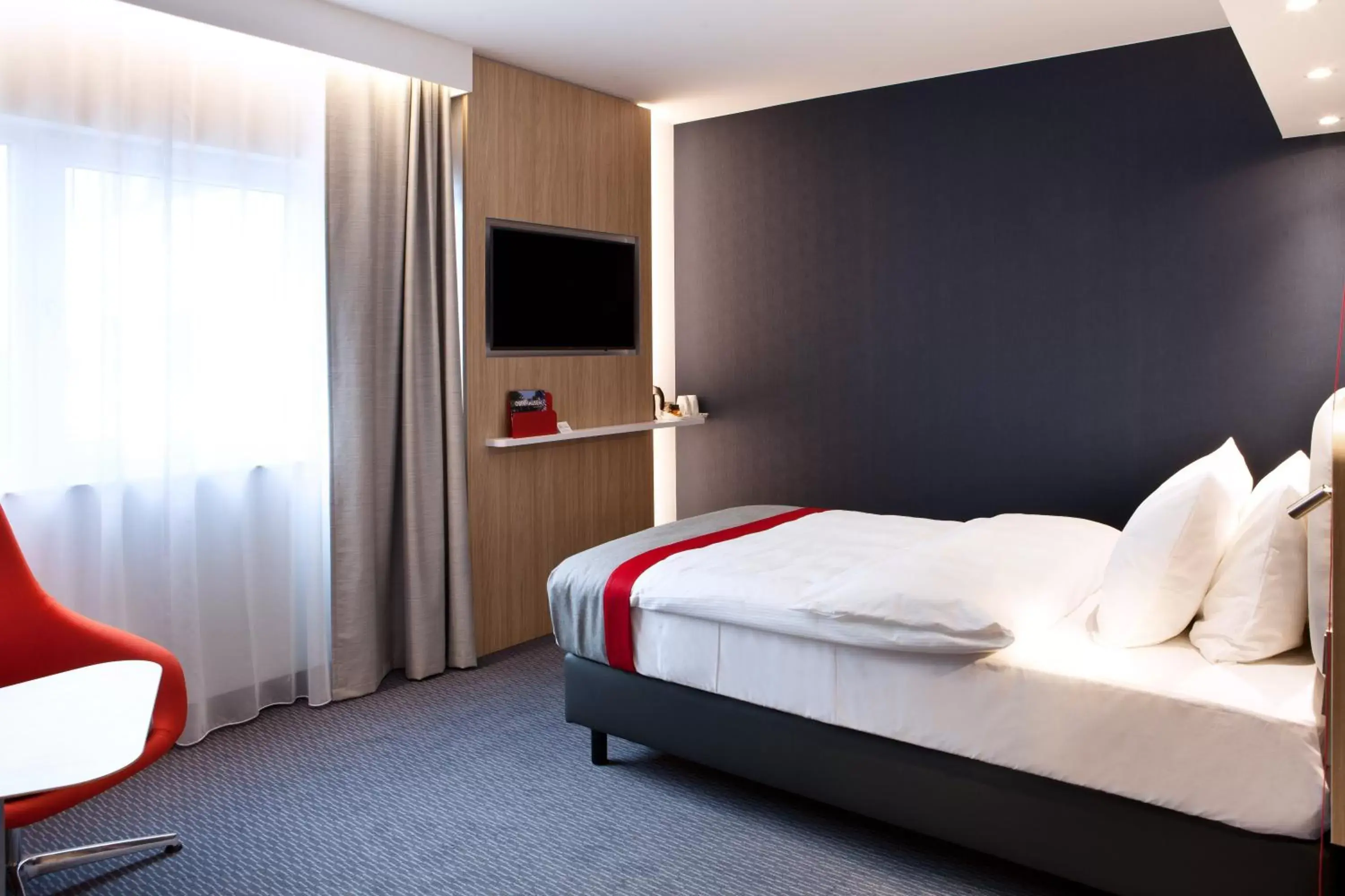 Photo of the whole room, Bed in Holiday Inn Express Oberhausen, an IHG Hotel