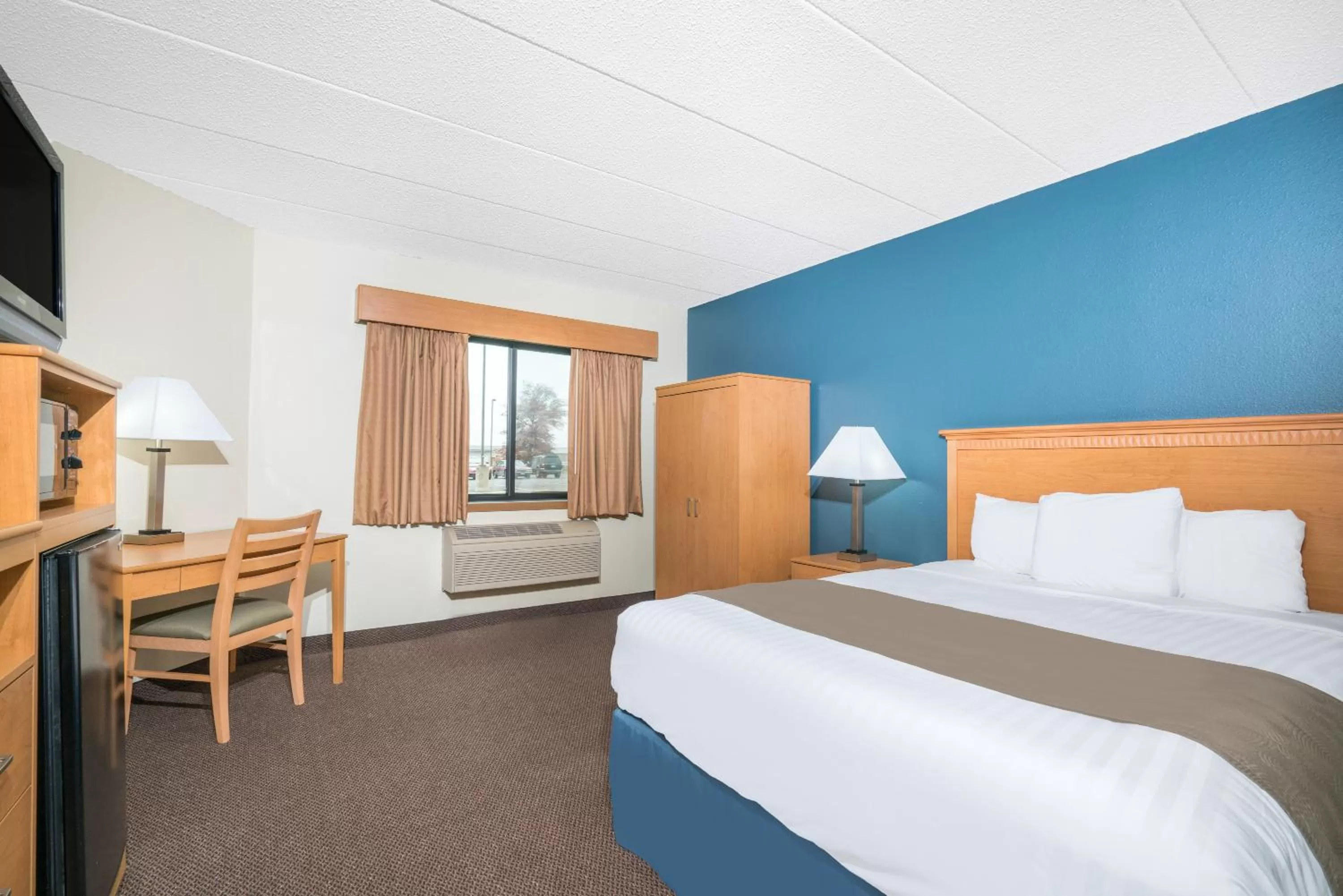 Photo of the whole room, Bed in Days Inn & Suites by Wyndham Baxter Brainerd Area