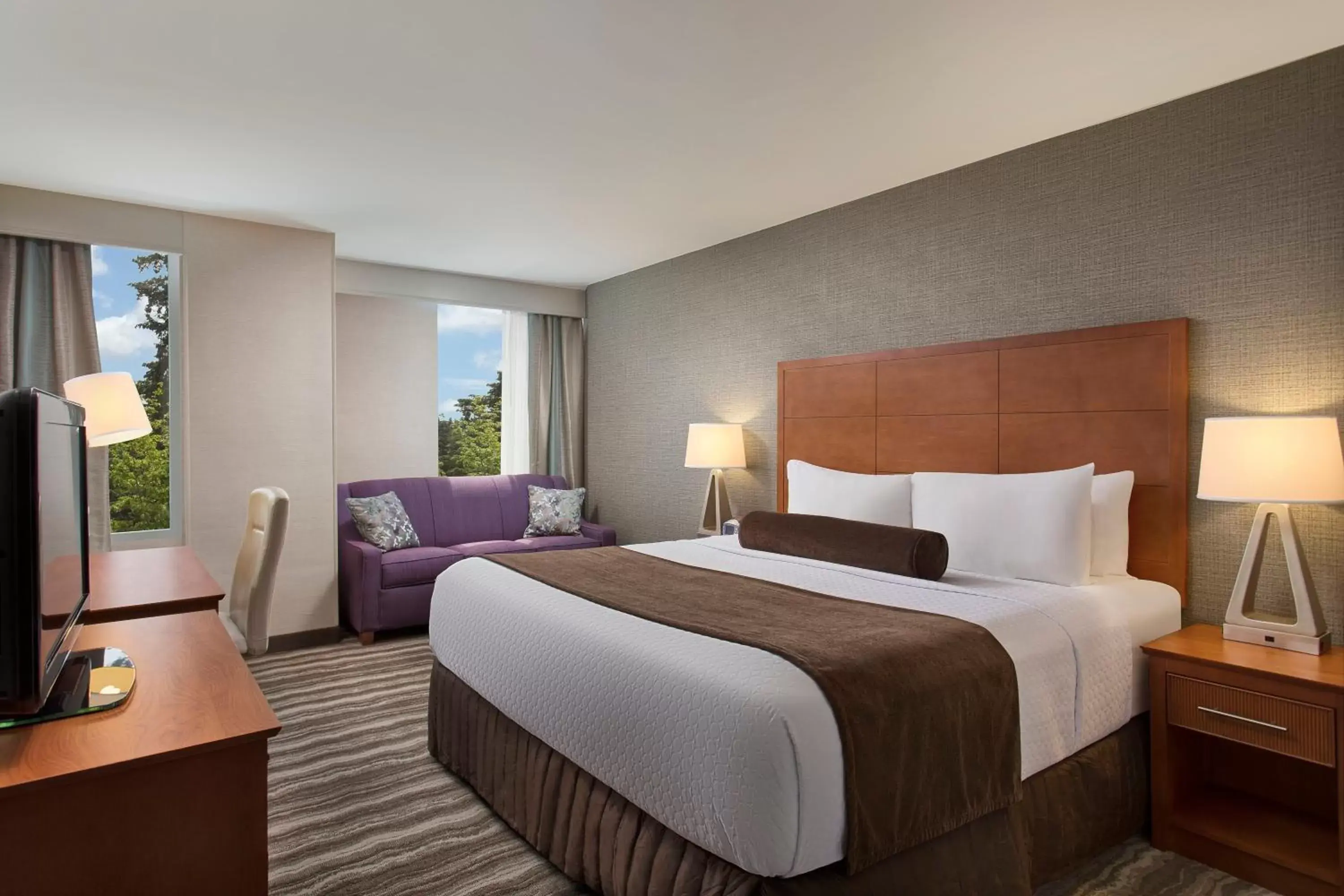 Photo of the whole room, Bed in Crowne Plaza Portland - Lake Oswego, an IHG Hotel