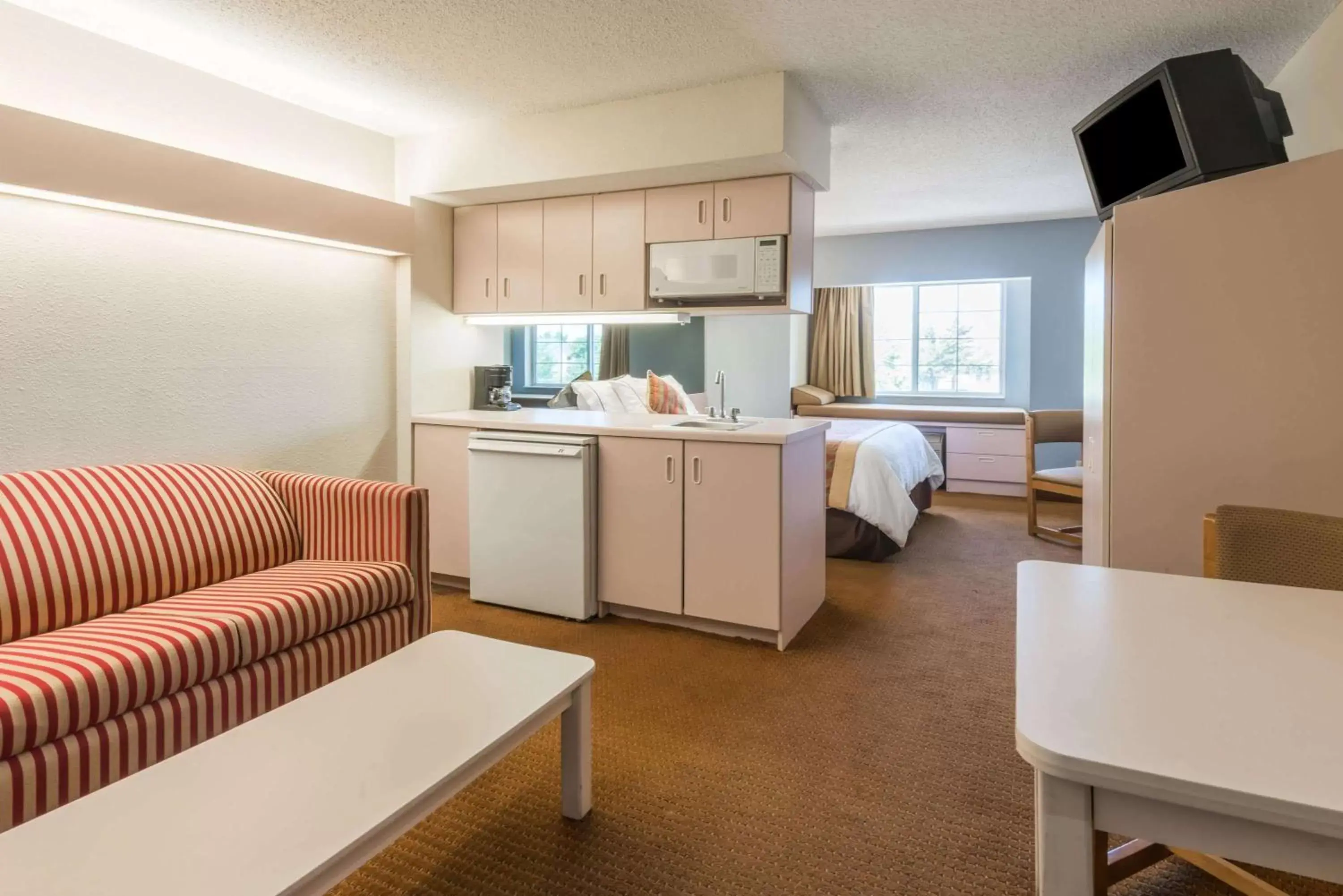 Photo of the whole room, Kitchen/Kitchenette in Microtel Inn & Suites by Wyndham Kansas City Airport