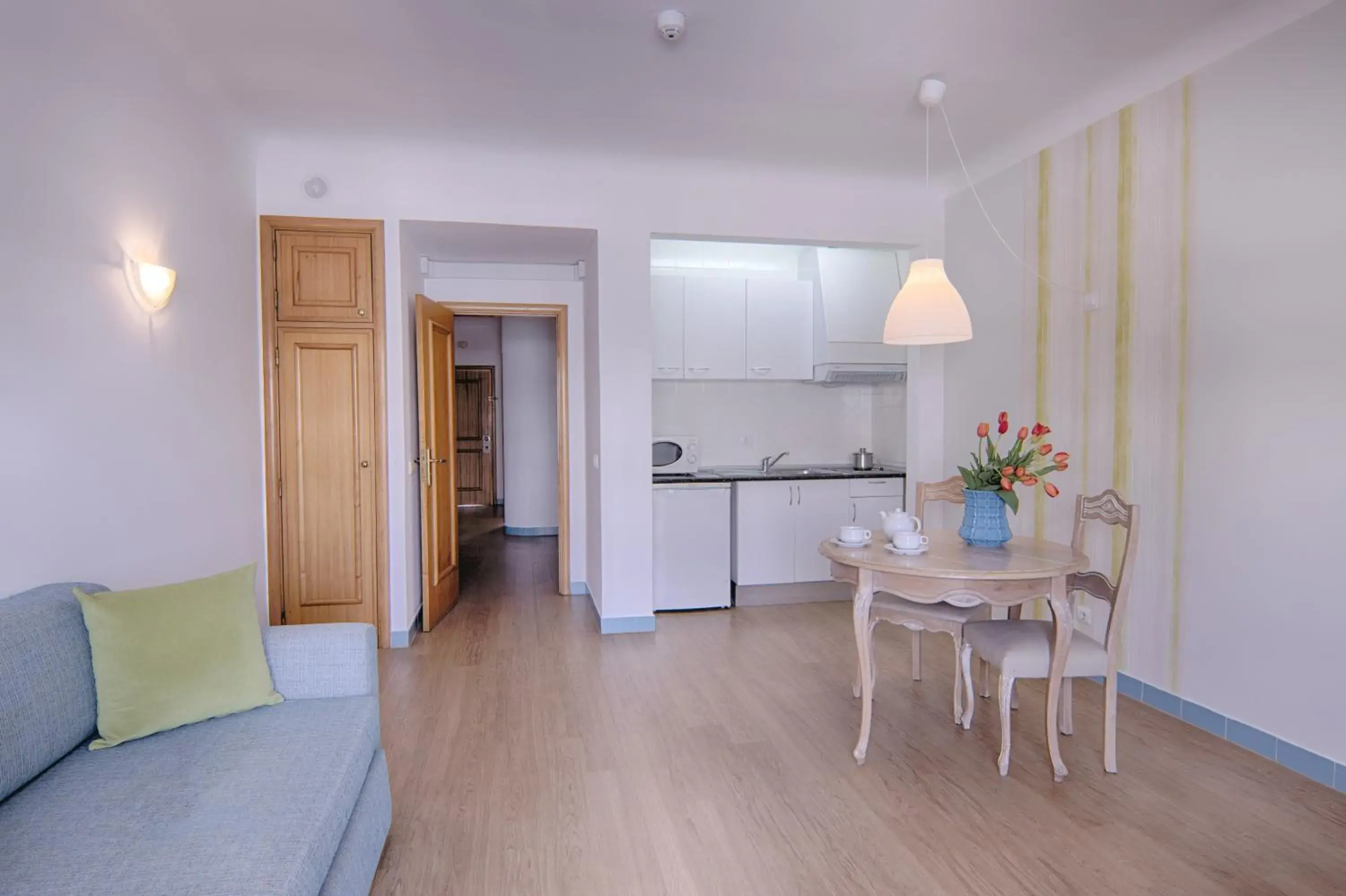 Kitchen or kitchenette, Dining Area in Luna Miramar Club