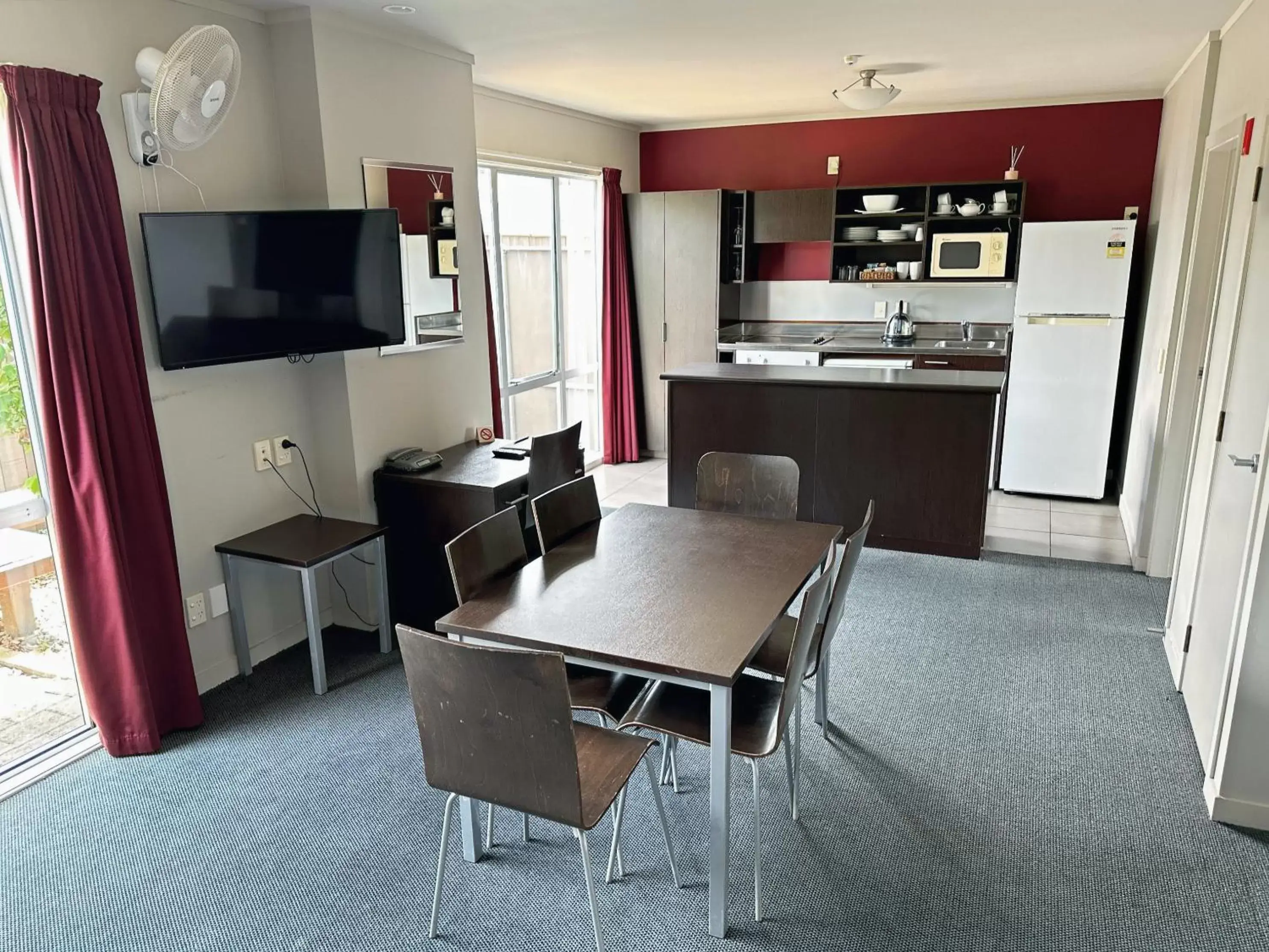 Living room, Kitchen/Kitchenette in Arena Lodge