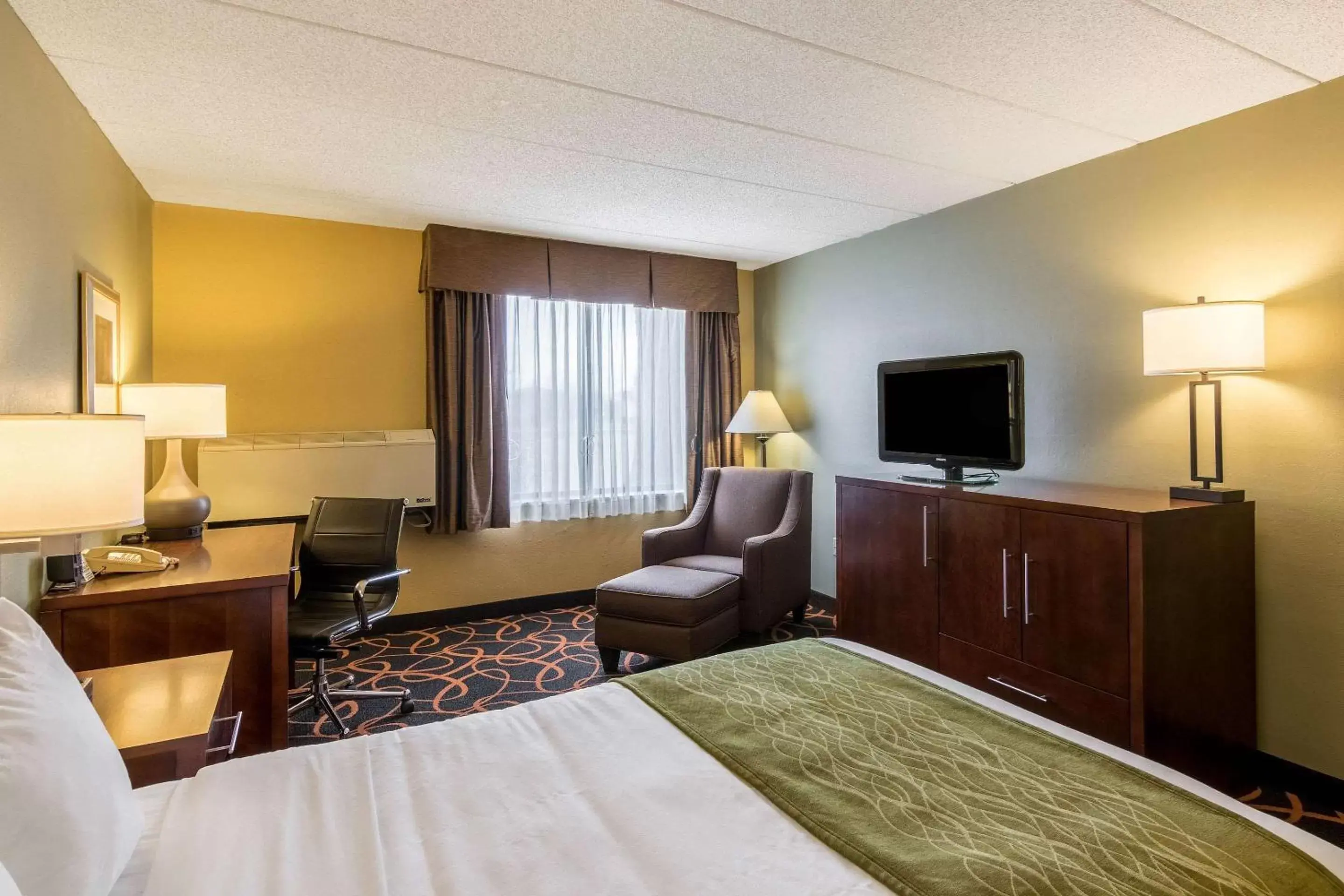 Photo of the whole room, TV/Entertainment Center in Comfort Inn Plymouth-Minneapolis