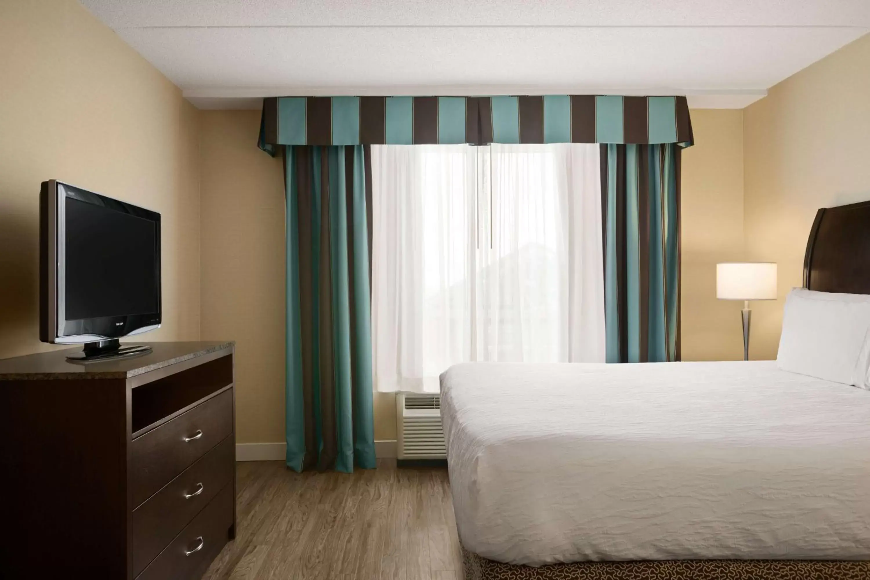 Bedroom, Bed in Hilton Garden Inn Toronto/Vaughan