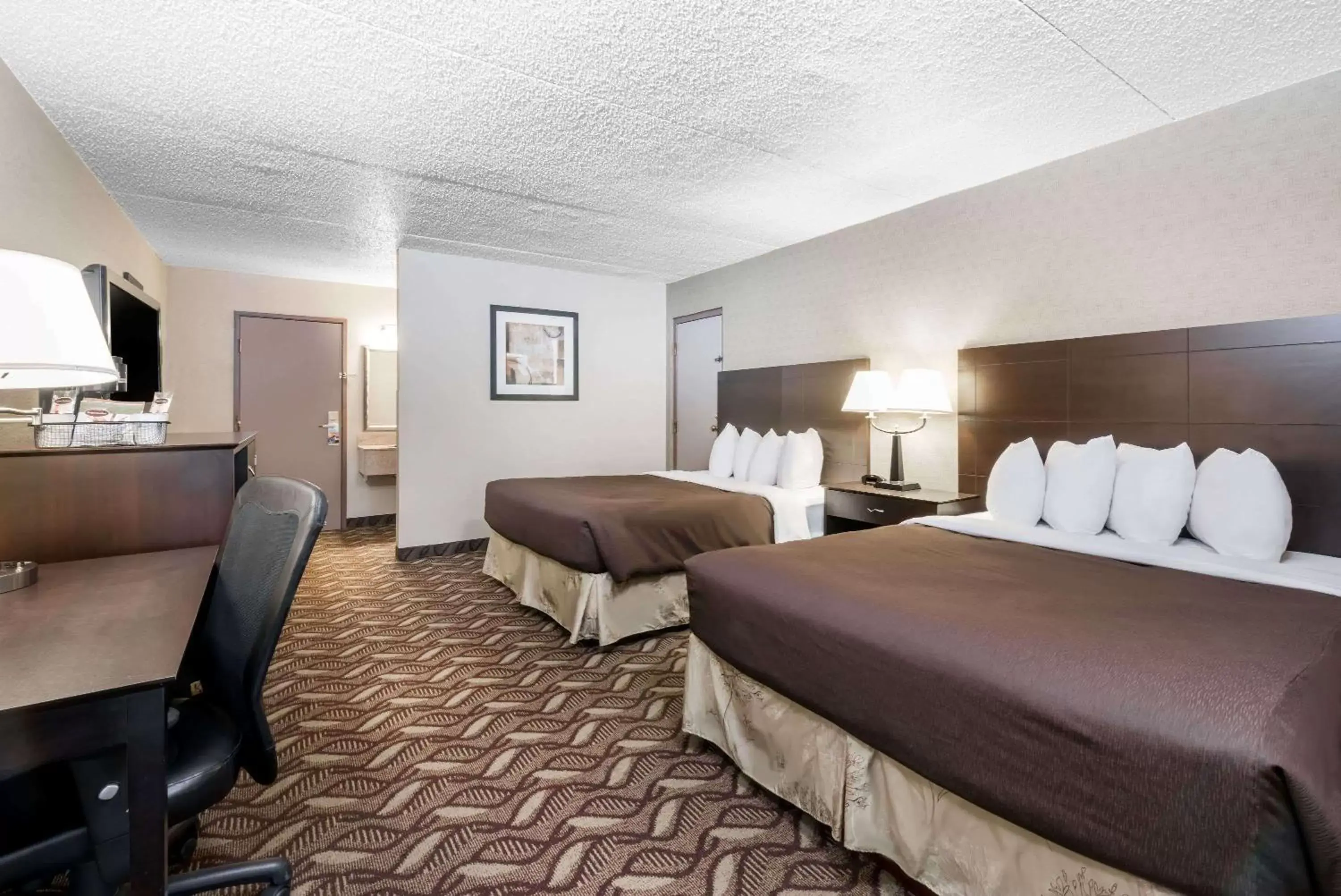 Photo of the whole room, Bed in Days Inn by Wyndham Bismarck