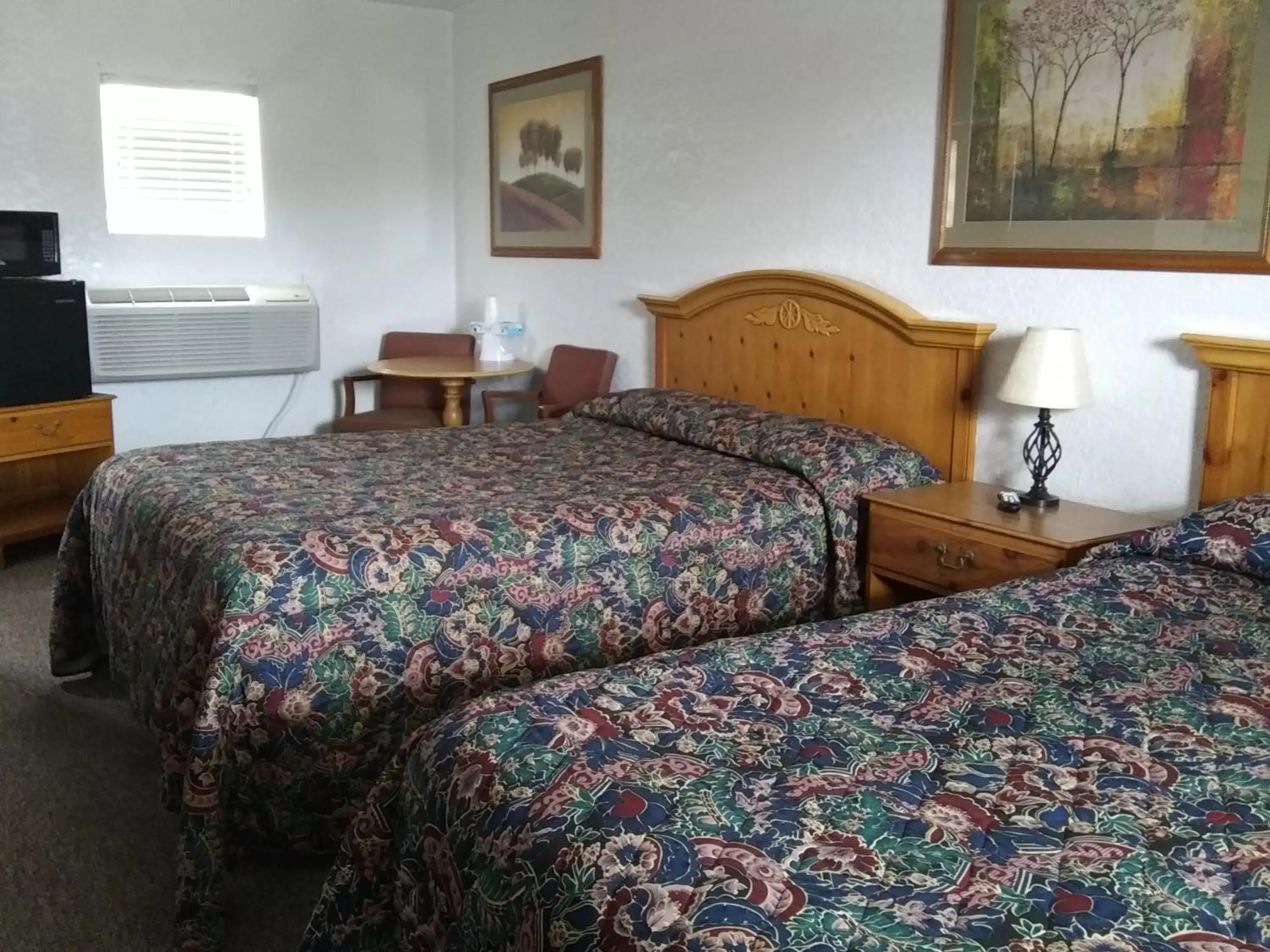 Photo of the whole room, Bed in Circle S Lodge