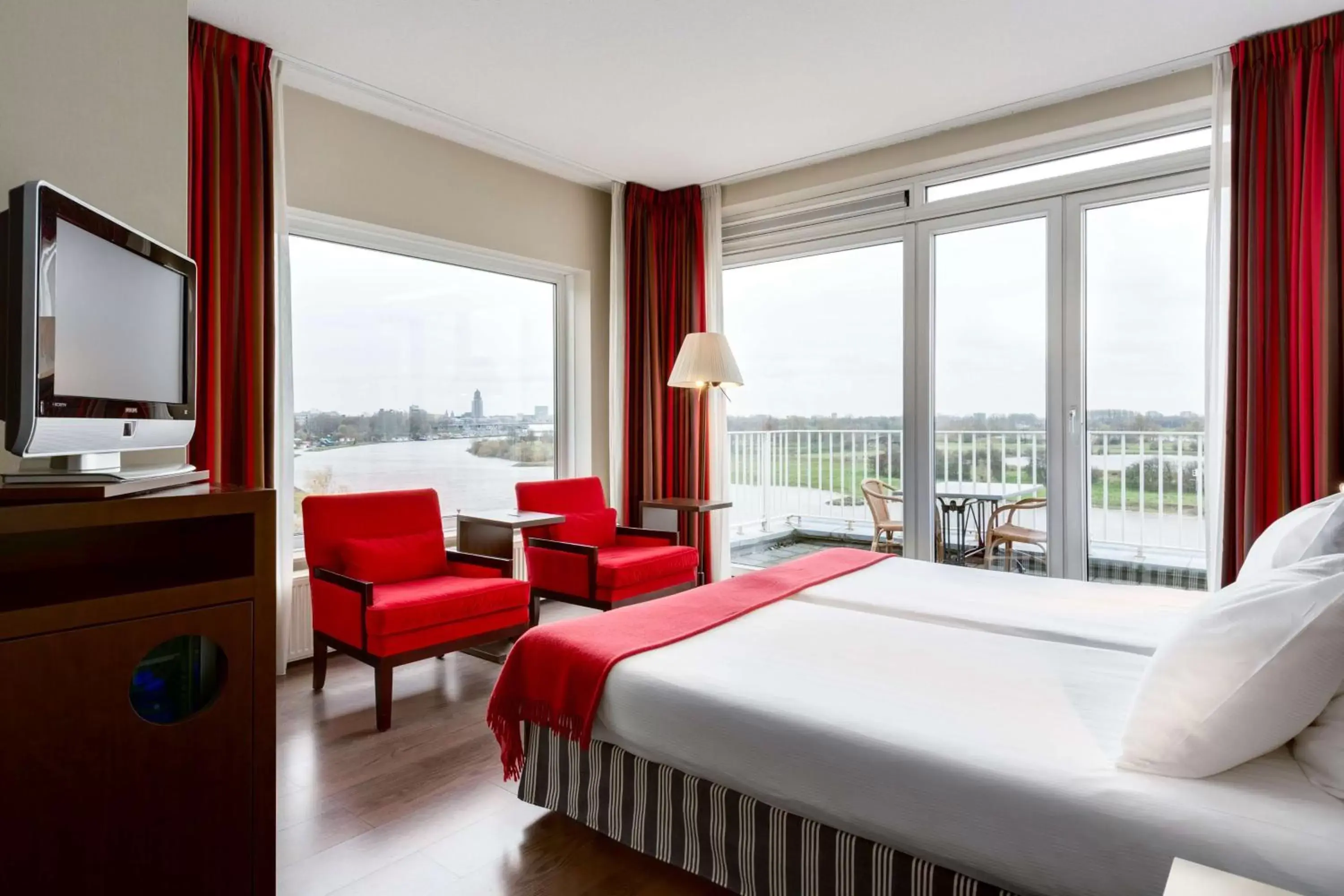 Photo of the whole room in NH Arnhem Rijnhotel