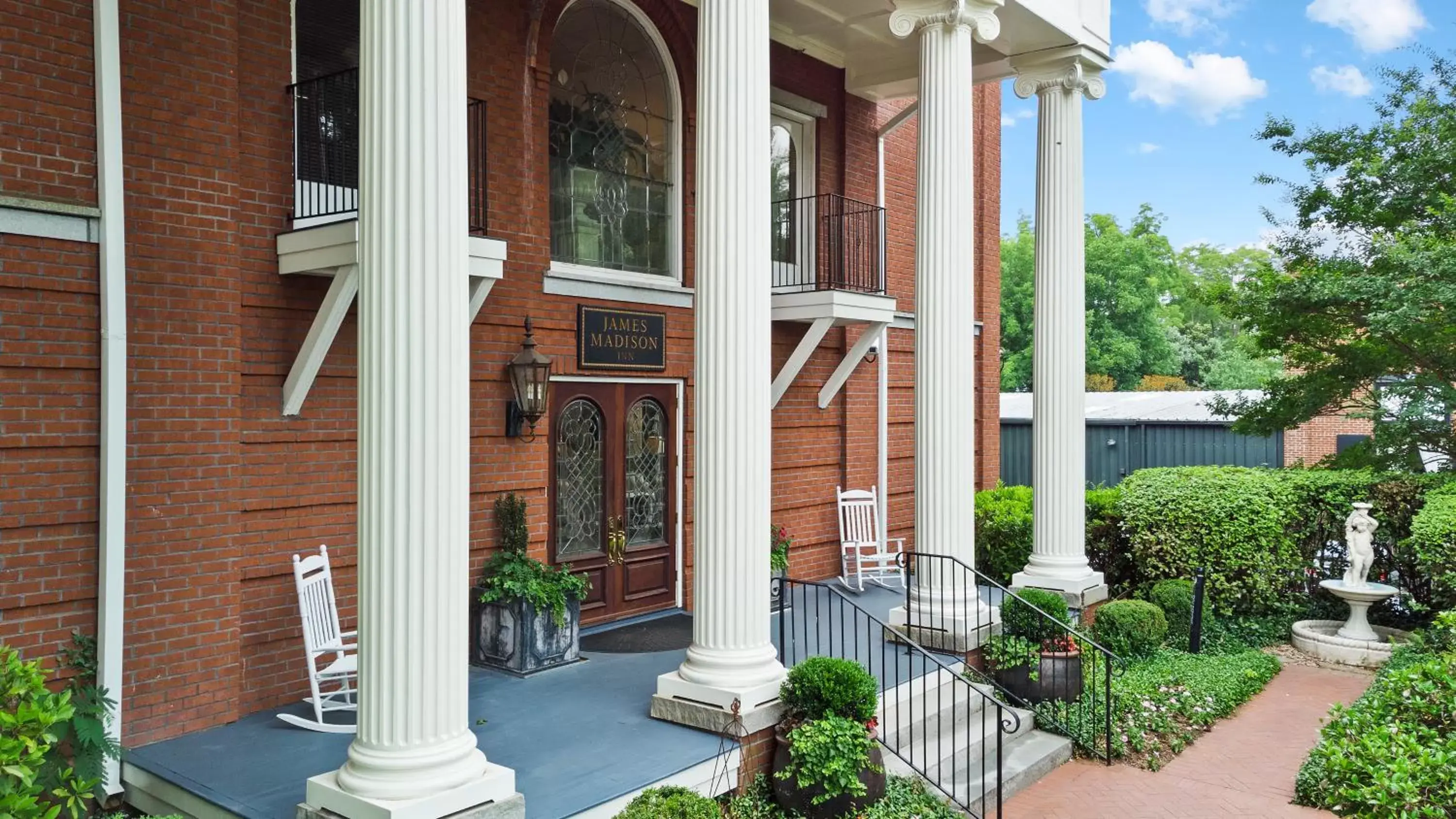 Facade/entrance in The James Madison Inn