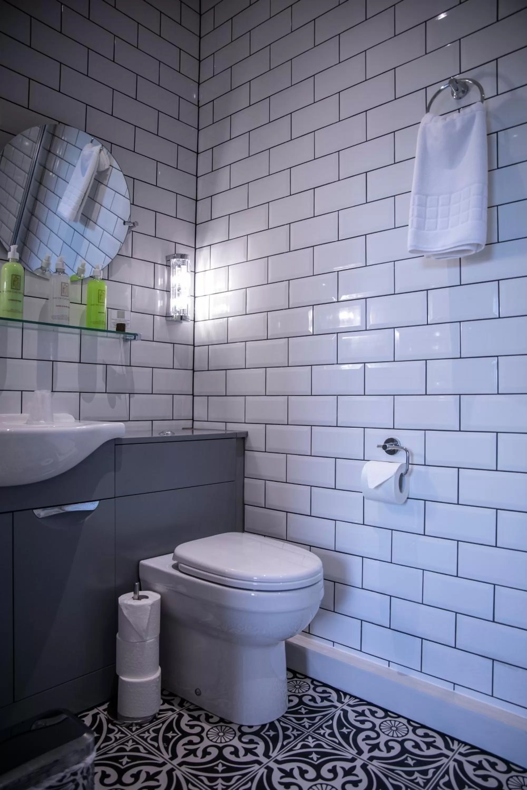 Toilet, Bathroom in South Causey Inn