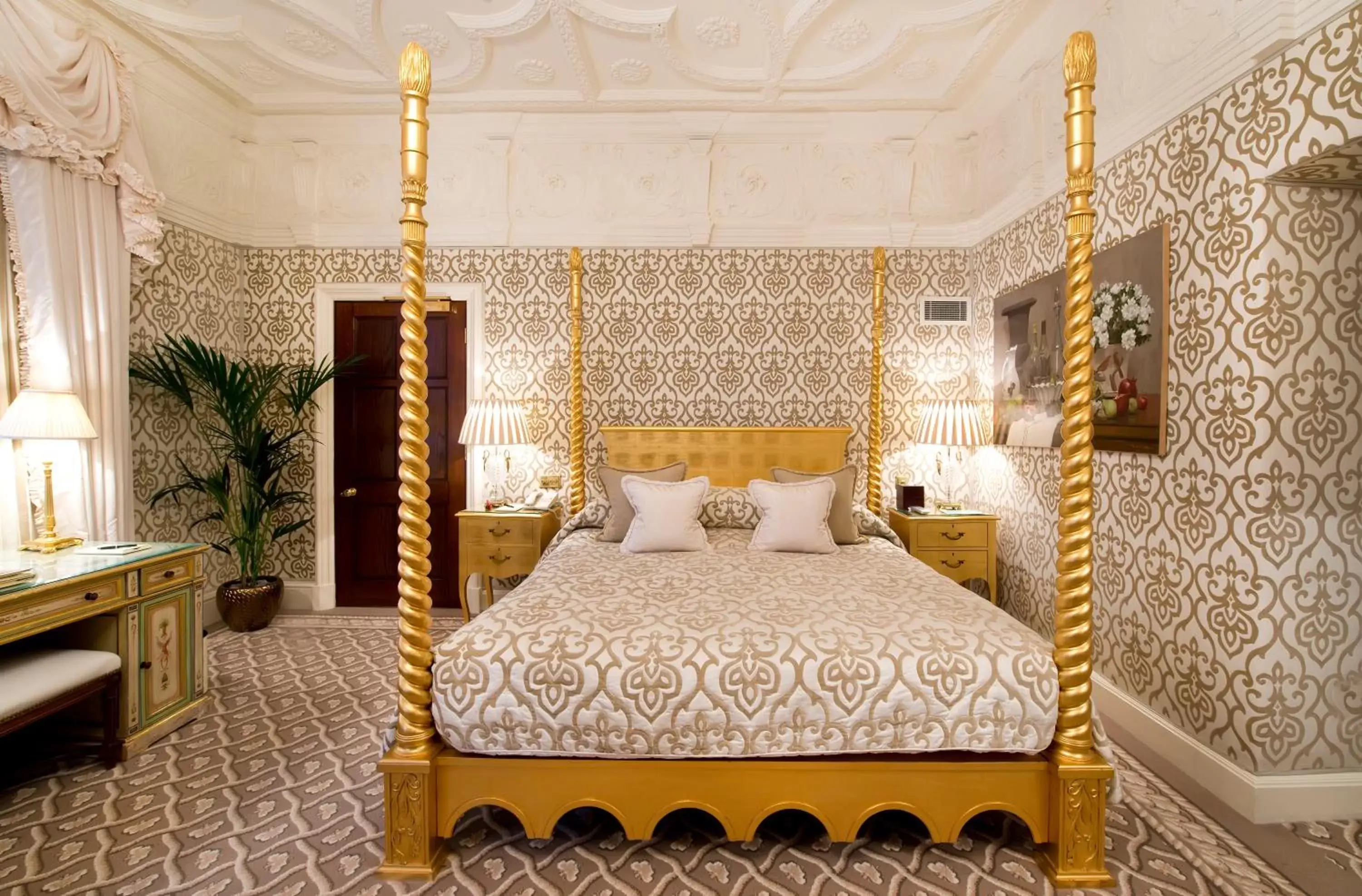 Bedroom, Bed in Milestone Hotel Kensington