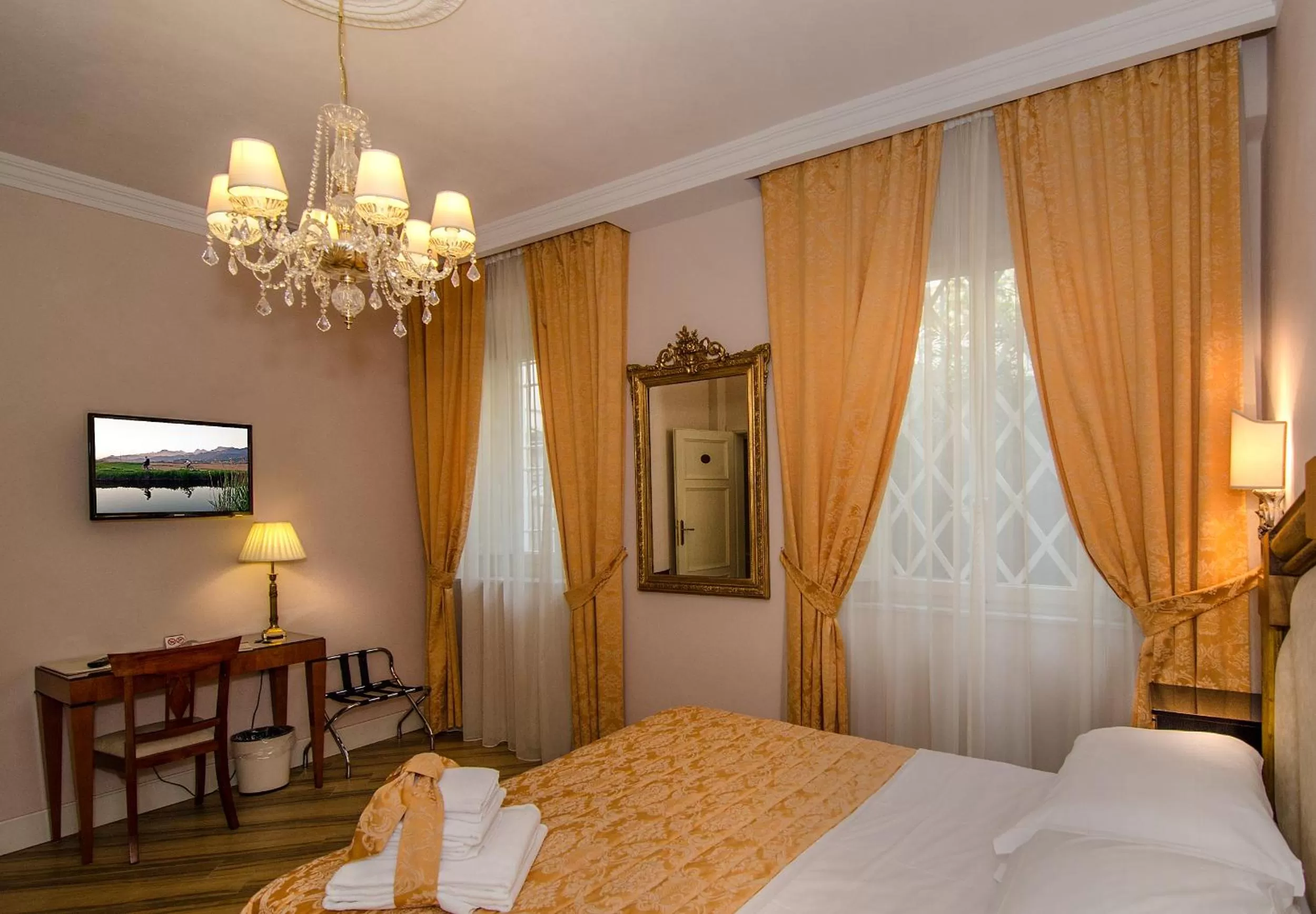 Photo of the whole room, Bed in Lucca in Azzurro Maison de Charme