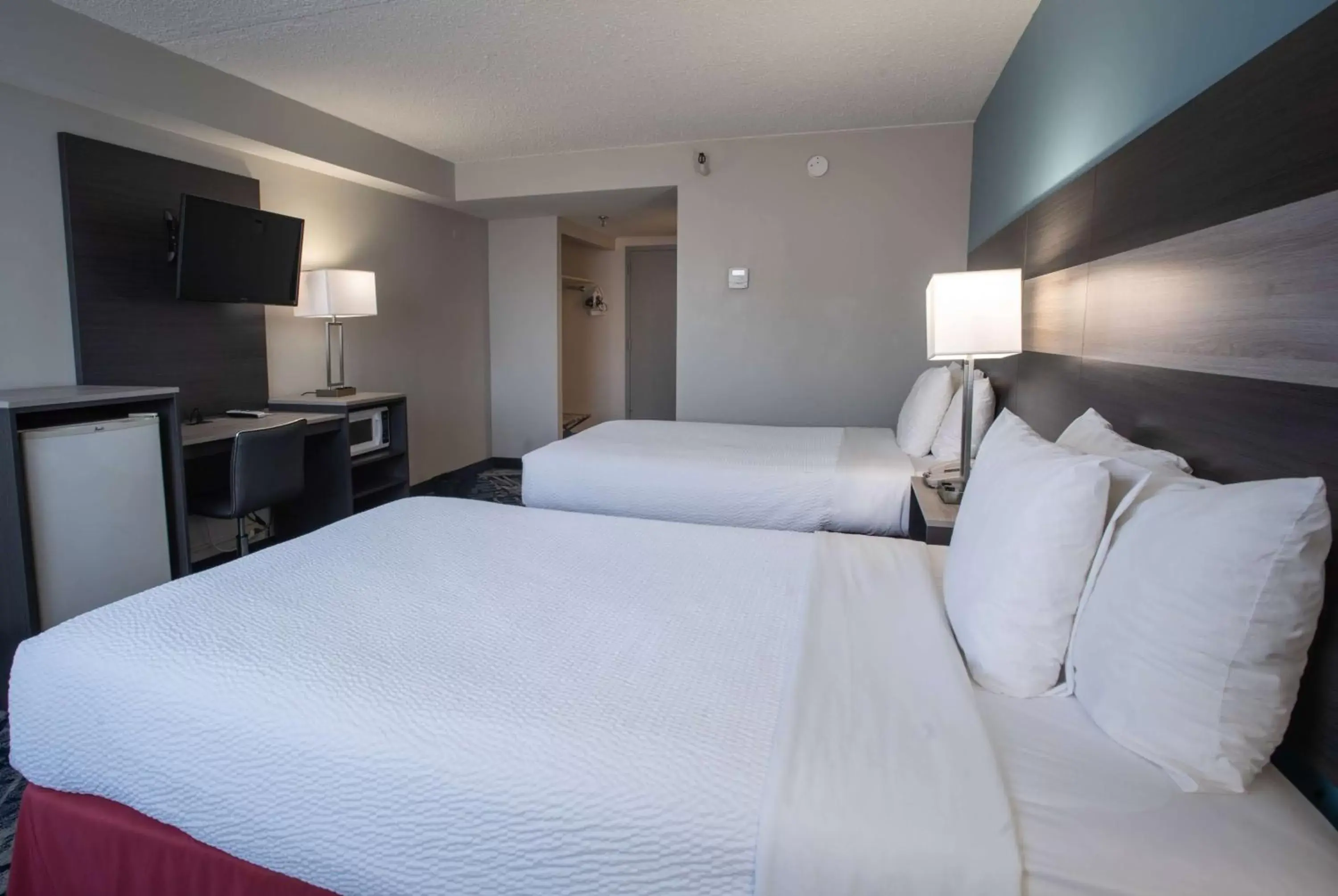 Photo of the whole room, Bed in Days Hotel by Wyndham East Brunswick Conference Center