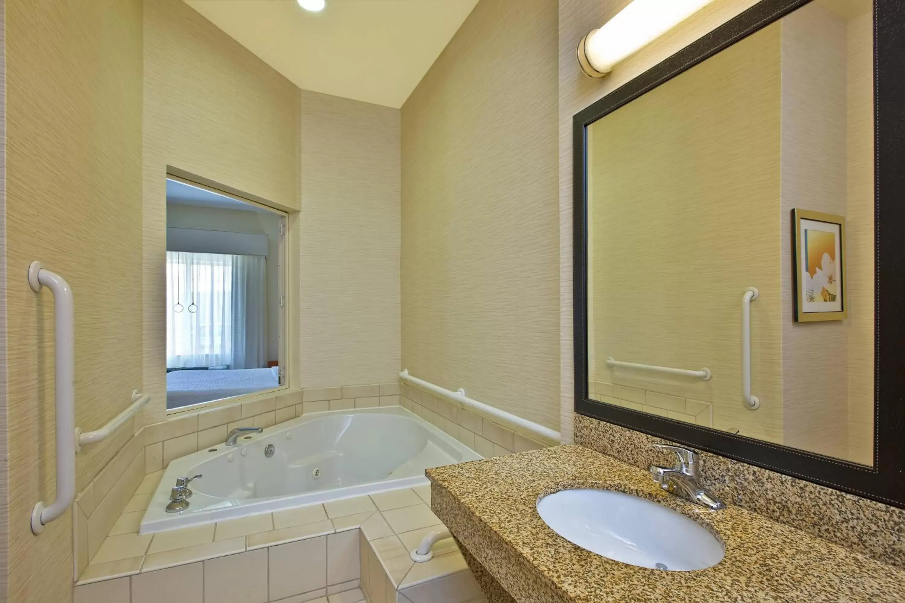 Swimming pool, Bathroom in Fairfield Inn & Suites by Marriott Chattanooga South East Ridge