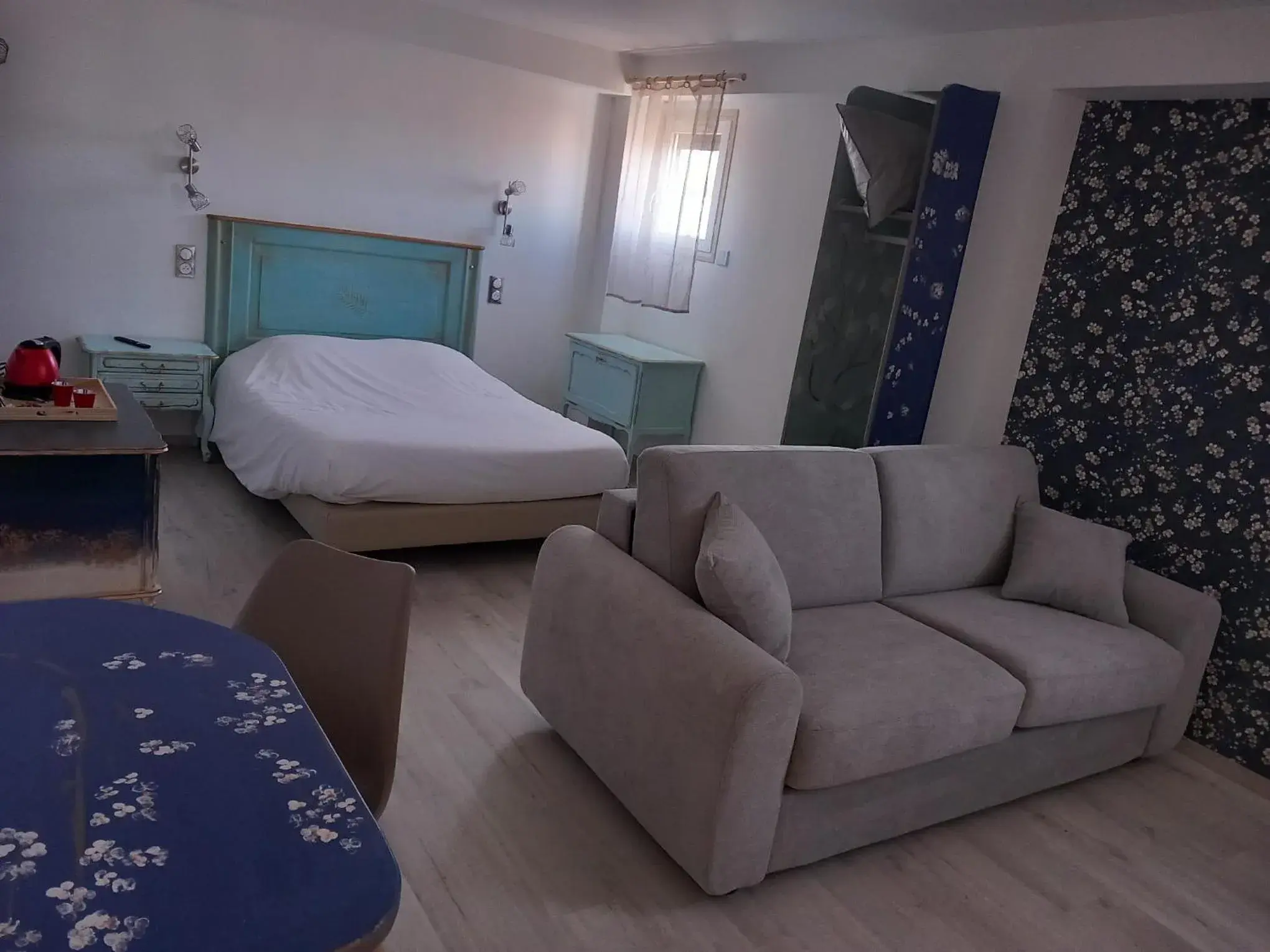 Bed in Cit'Hotel Le Montreal Bed in Cit'Hotel Le Montreal