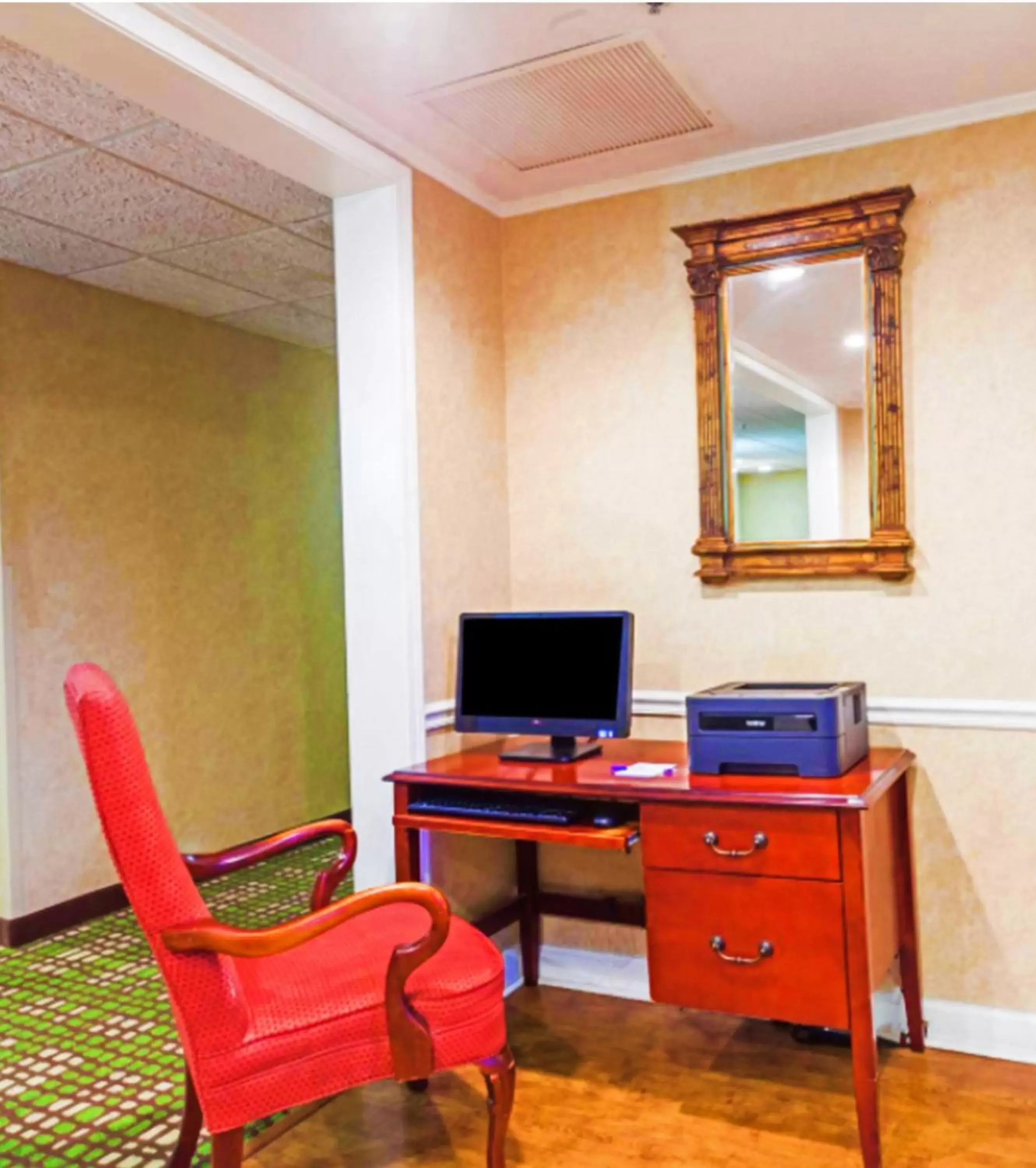 Communal lounge/ TV room in Baymont by Wyndham Columbia Maury Communal lounge/ TV room in Baymont by Wyndham Columbia Maury