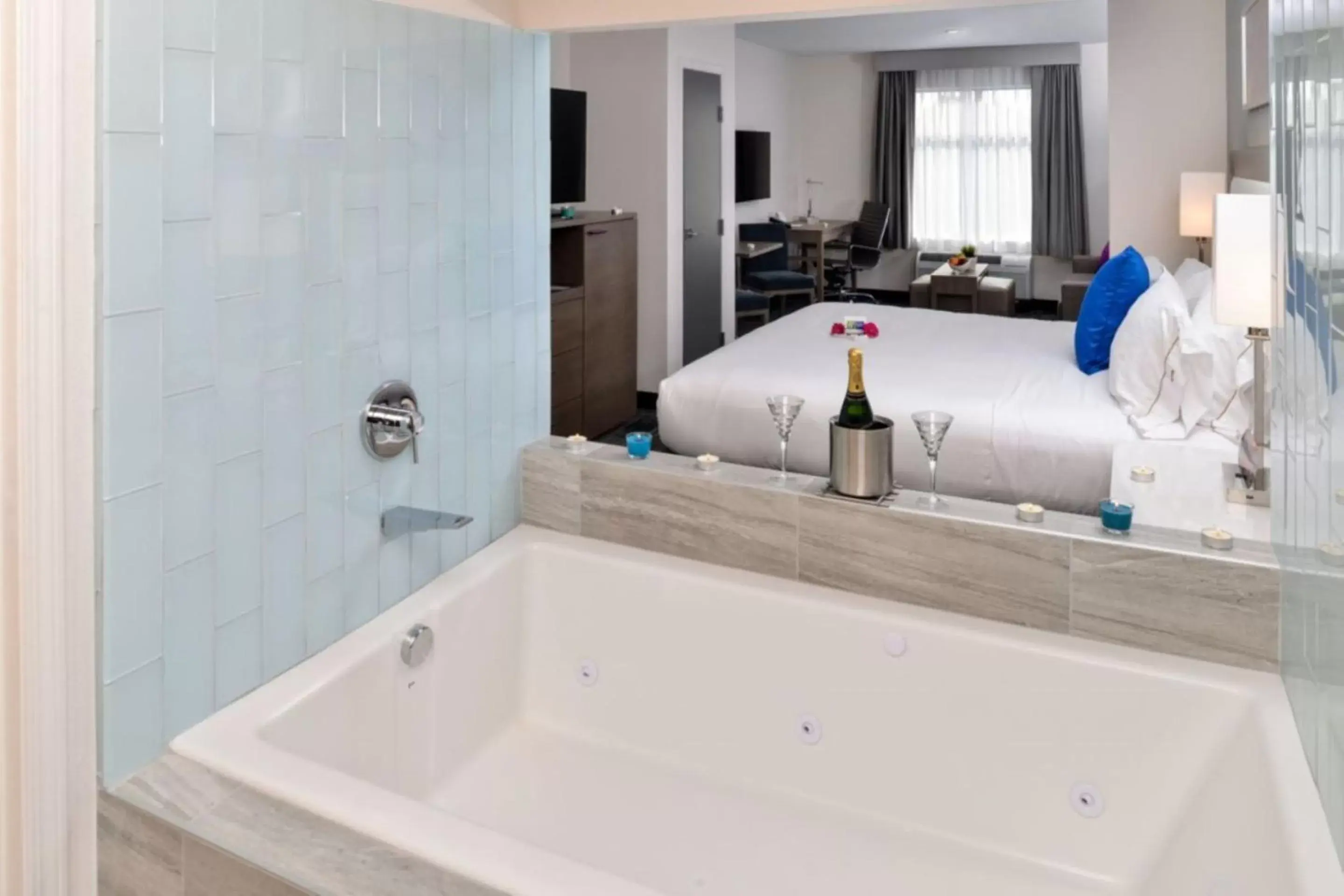 Hot Tub, Bathroom in Holiday Inn Express & Suites San Diego - Mission Valley, an IHG Hotel