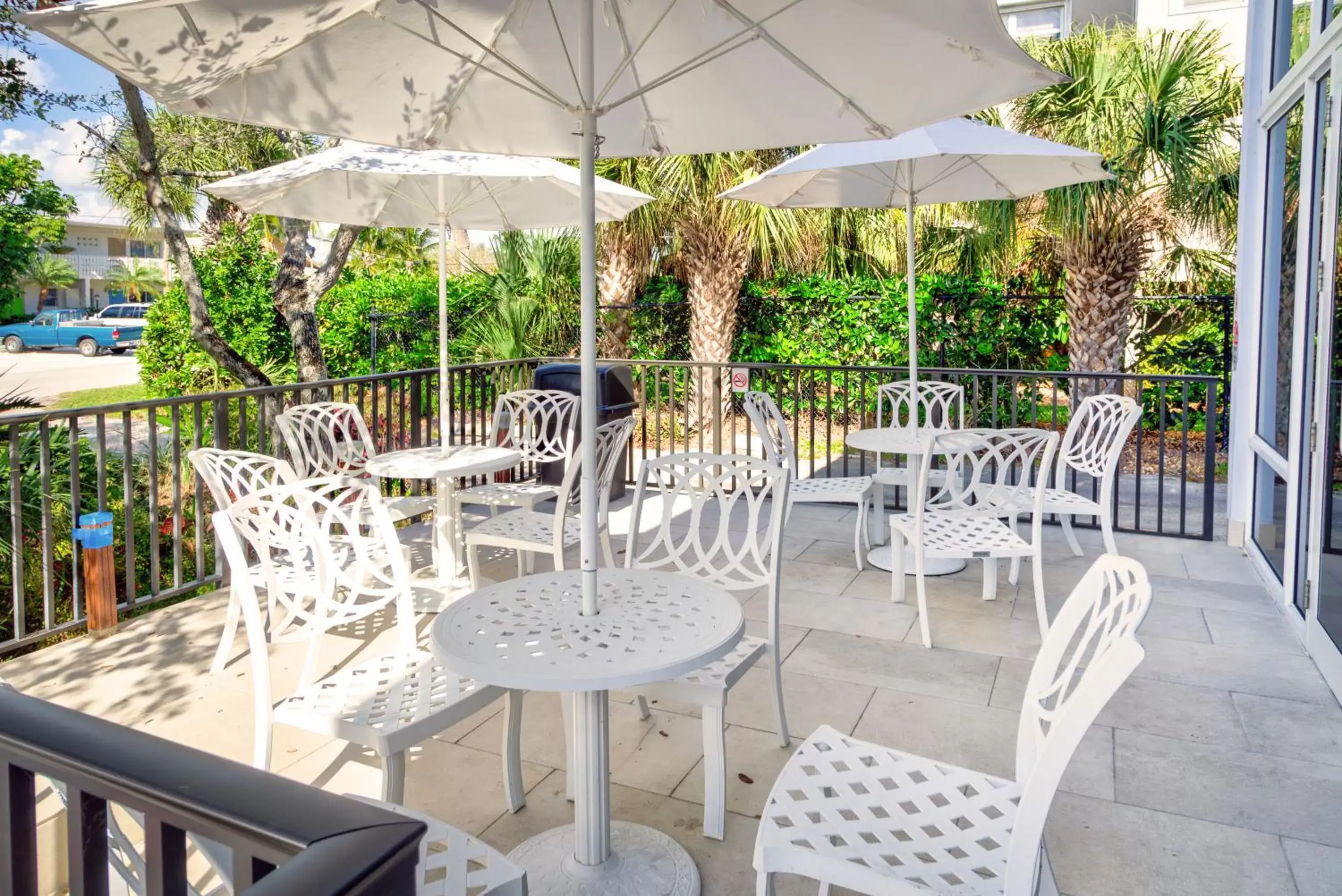 Balcony/Terrace, Restaurant/Places to Eat in Prestige Hotel Vero Beach
