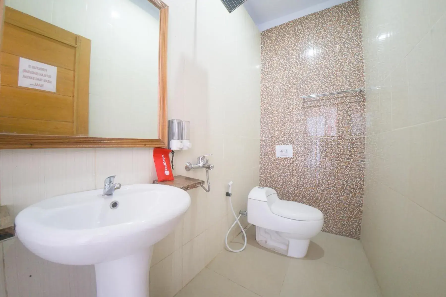 Bathroom in RedDoorz Plus Syariah @ Pentadio Gorontalo