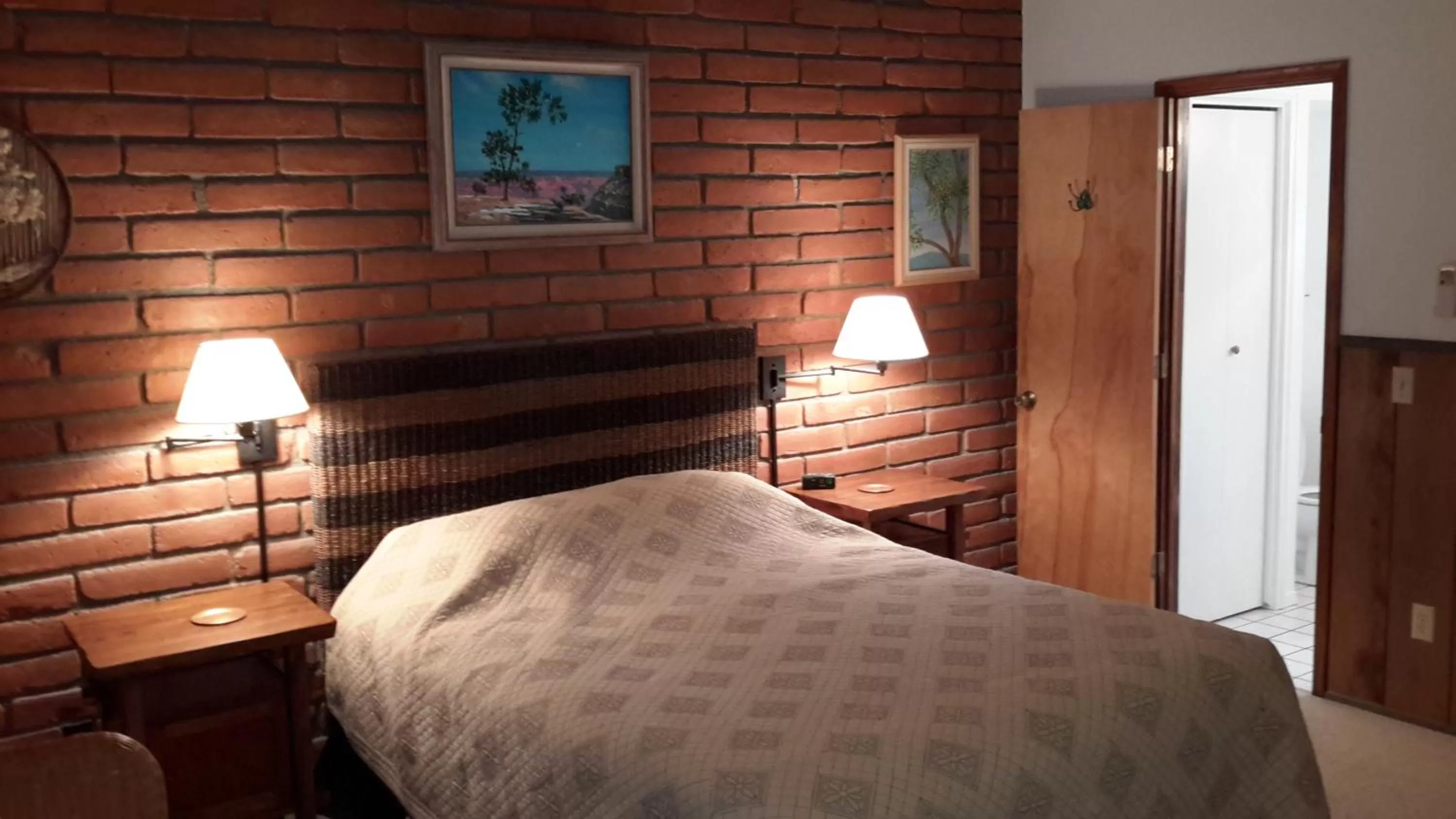 Bedroom, Bed in Desert Trails Bed & Breakfast