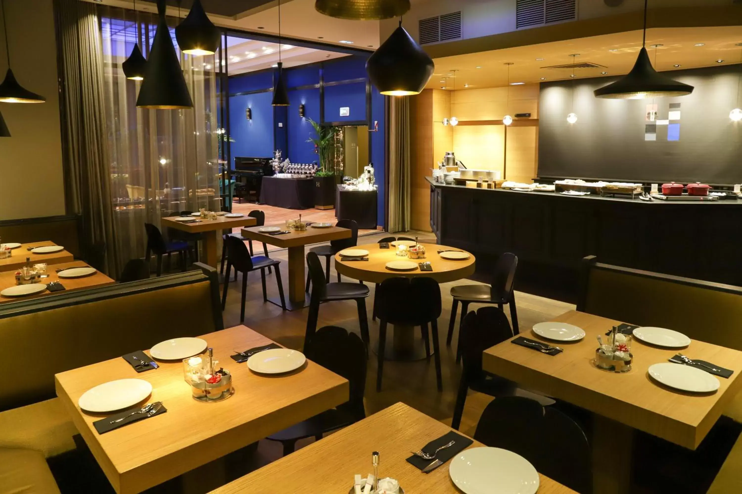 Restaurant/Places to Eat in HANNONG Hotel & Wine Bar