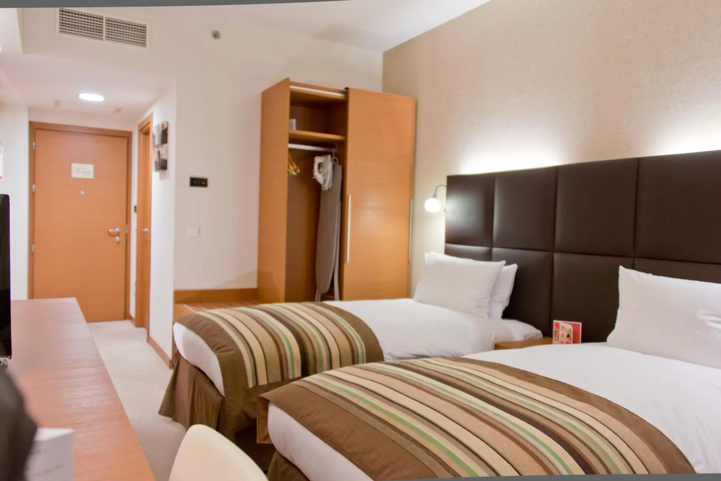 Deluxe 2 Twin Beds Non-Smoking Room - single occupancy in Ramada by Wyndham Oradea Deluxe 2 Twin Beds Non-Smoking Room - single occupancy in Ramada by Wyndham Oradea