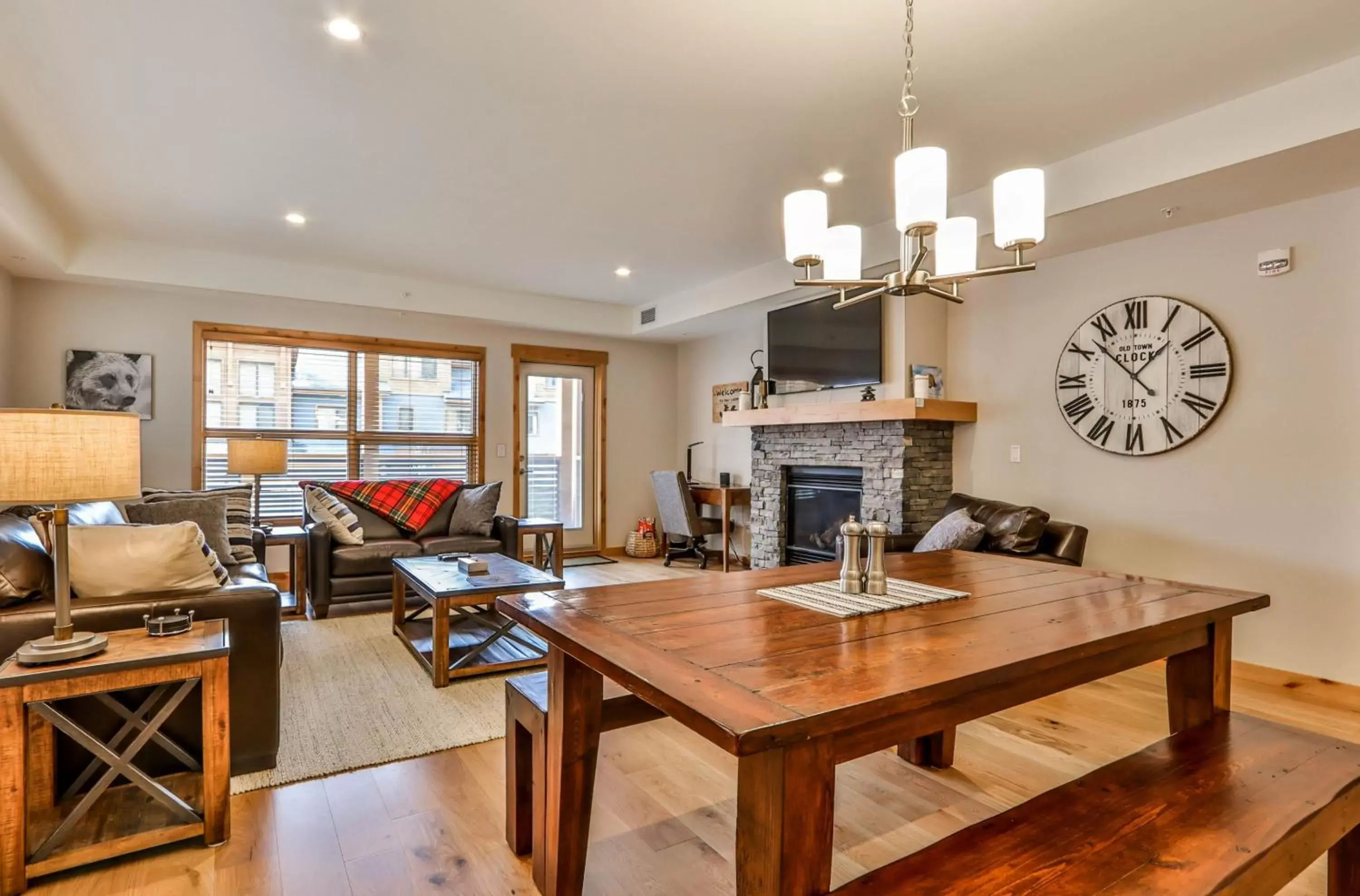 Dining area in Tamarack Lodge by Spring Creek Vacations