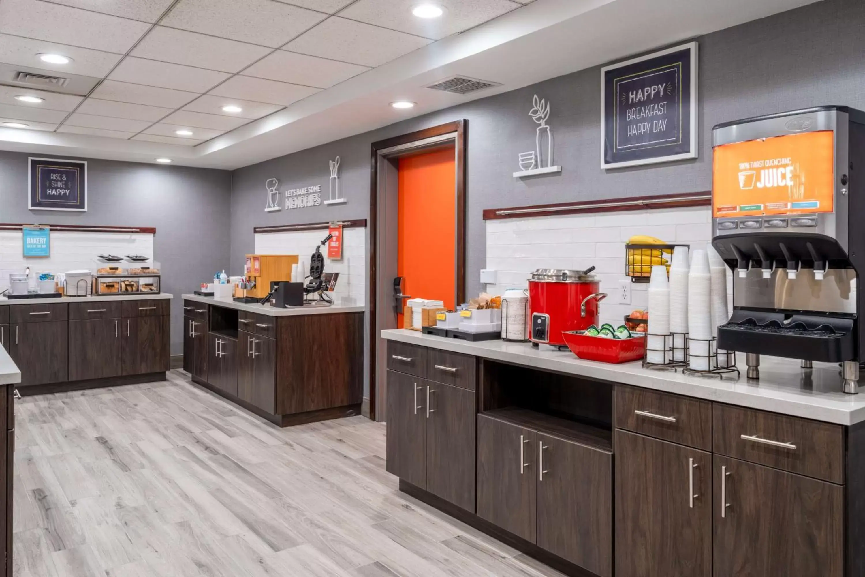 Breakfast, Kitchen/Kitchenette in Hampton Inn & Suites Agoura Hills