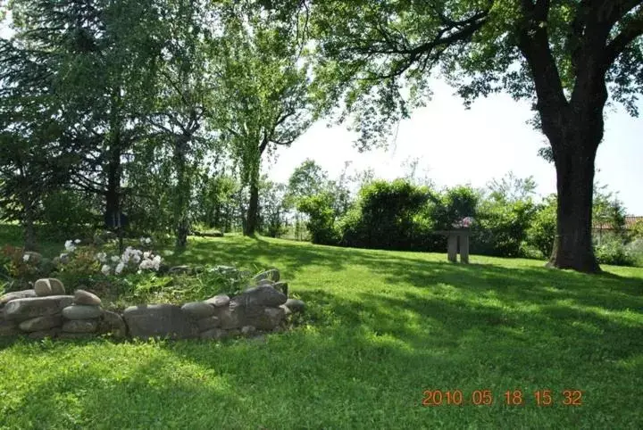 Garden in B&B La vecchia quercia Home Restaurant