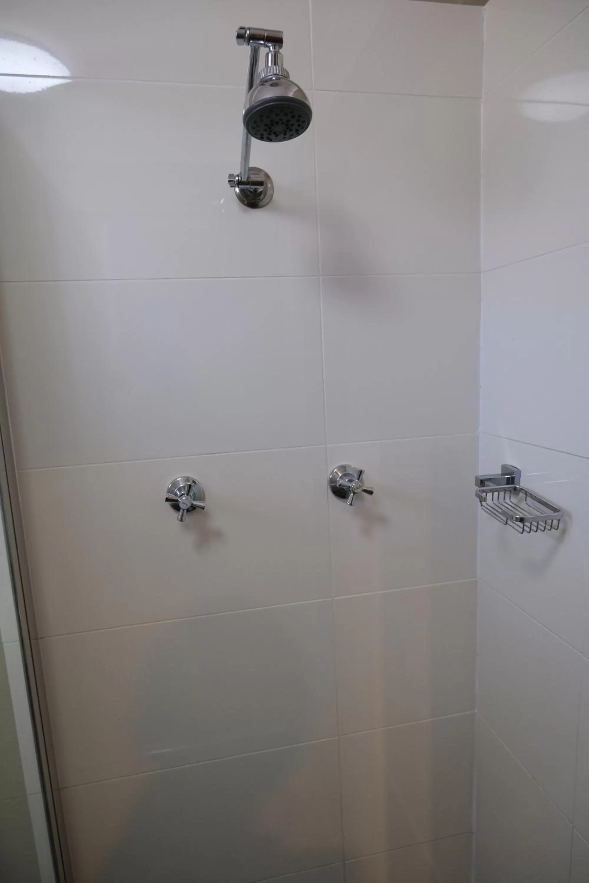 Shower in Sapphire Palms Motel