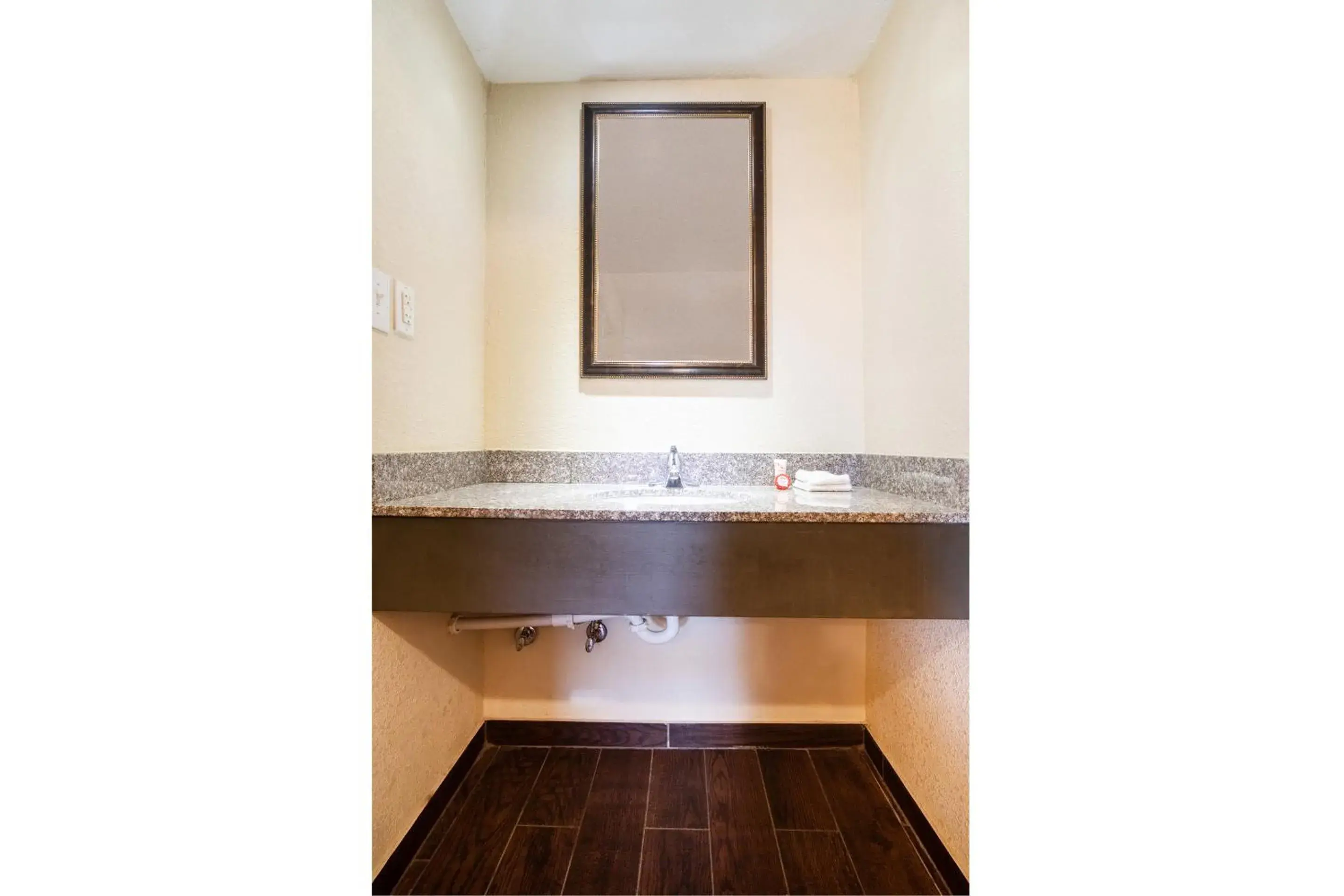 Bathroom, Kitchen/Kitchenette in OYO Hotel Blytheville AR I-55