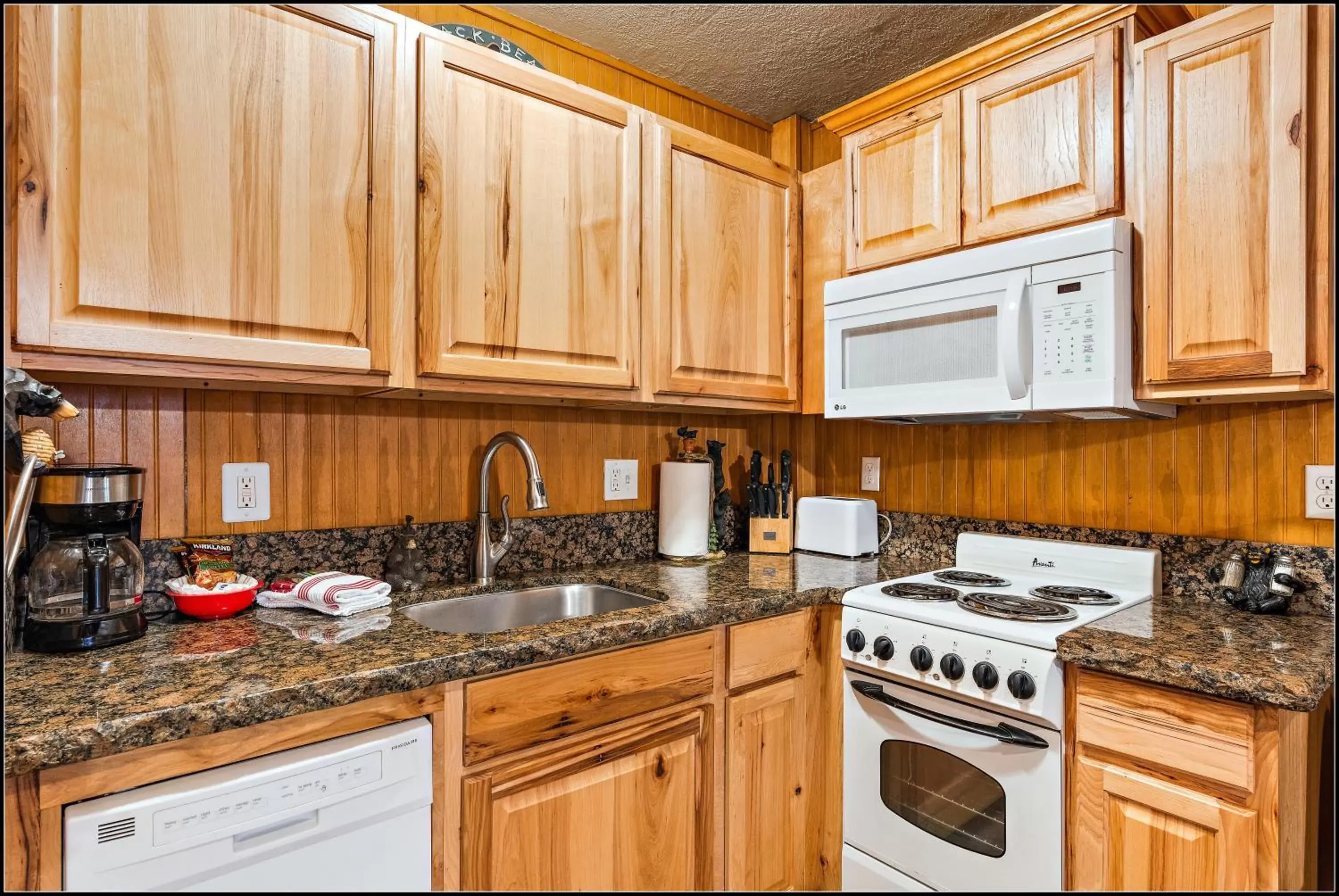 Coffee/tea facilities, Kitchen/Kitchenette in Brundage Bungalows