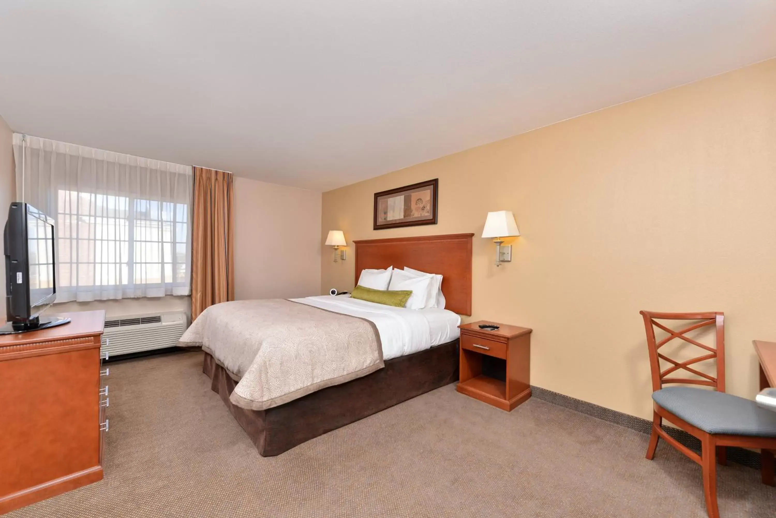 Photo of the whole room, Bed in Candlewood Suites Williston, an IHG Hotel