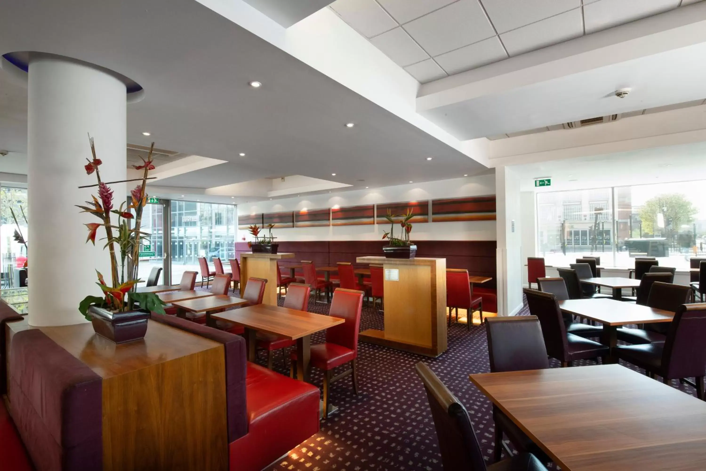 Lounge or bar, Restaurant/Places to Eat in Holiday Inn Express Newcastle City Centre, an IHG Hotel