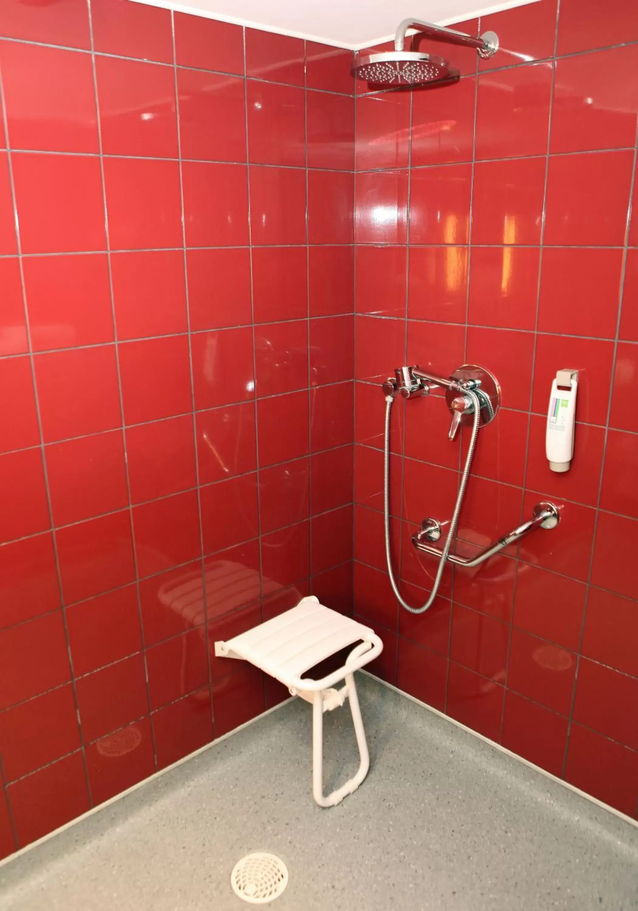 Bathroom in ibis Styles Nimes Gare Centre