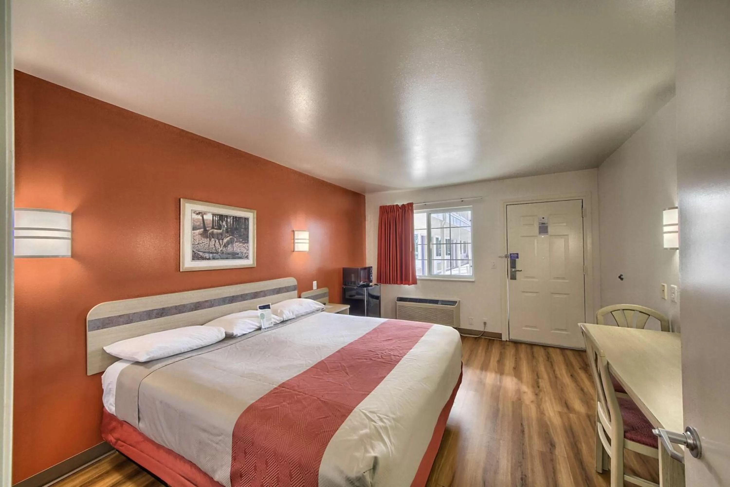 Photo of the whole room, Bed in Motel 6-Kerrville, TX