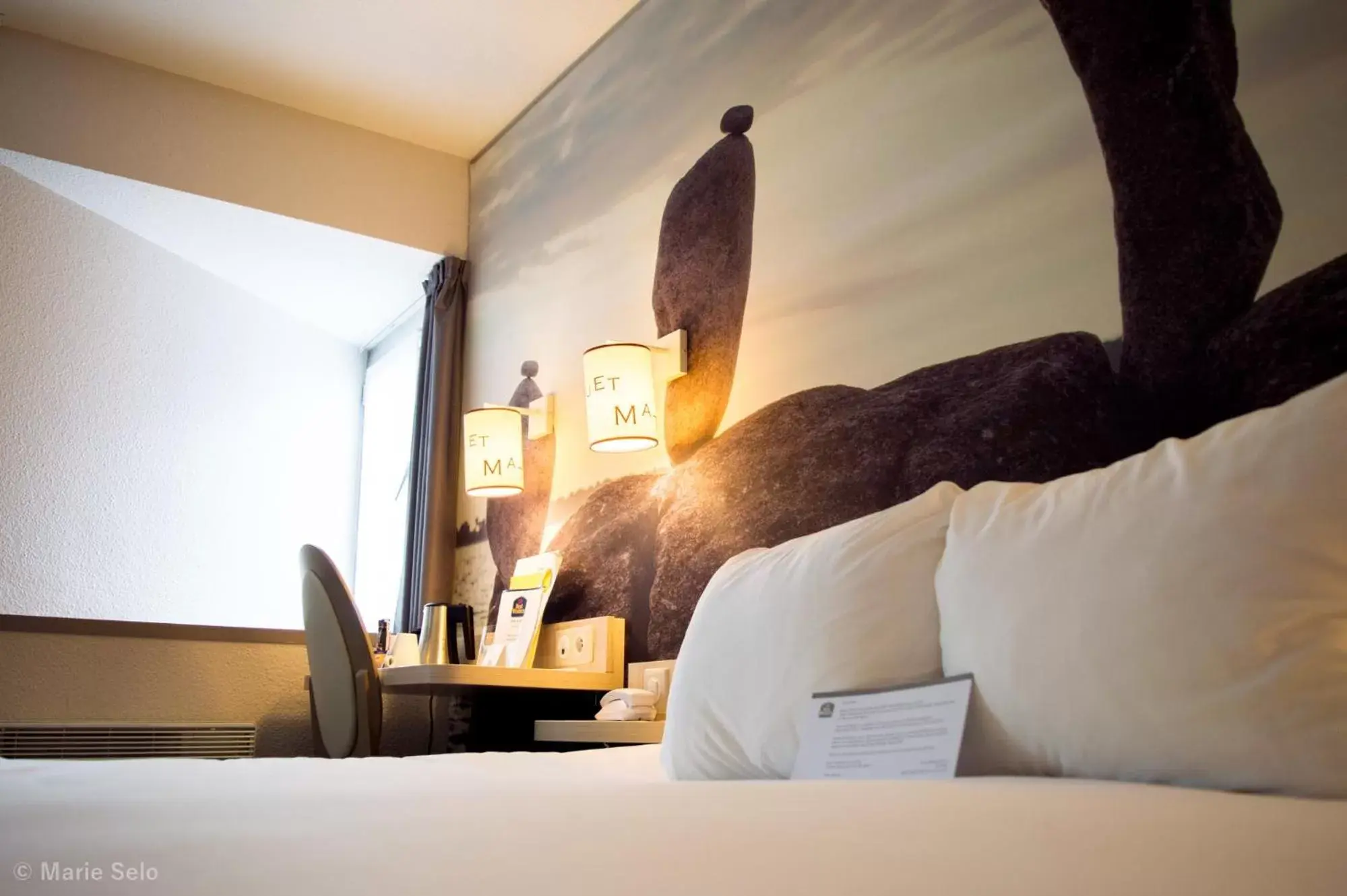 Bedroom, Bed in Best Western Auray le Loch Bedroom, Bed in Best Western Auray le Loch