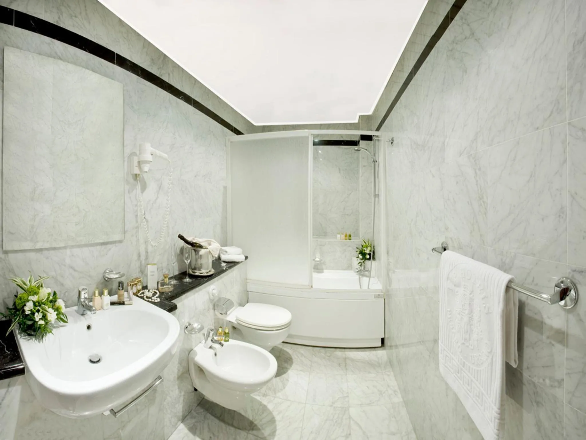 Bathroom in Hotel Savoy