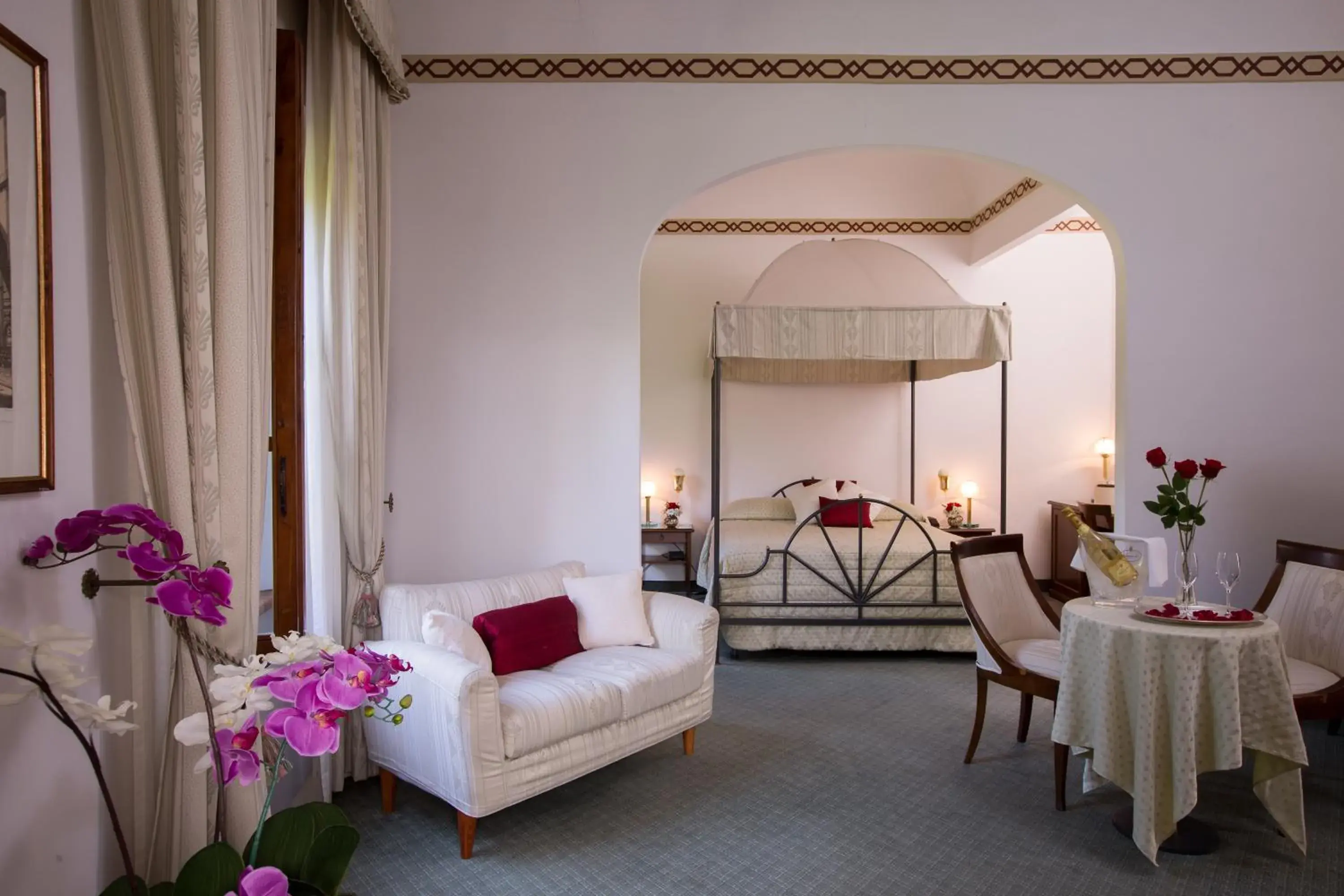 Bed, Seating Area in Hotel Villa San Lucchese