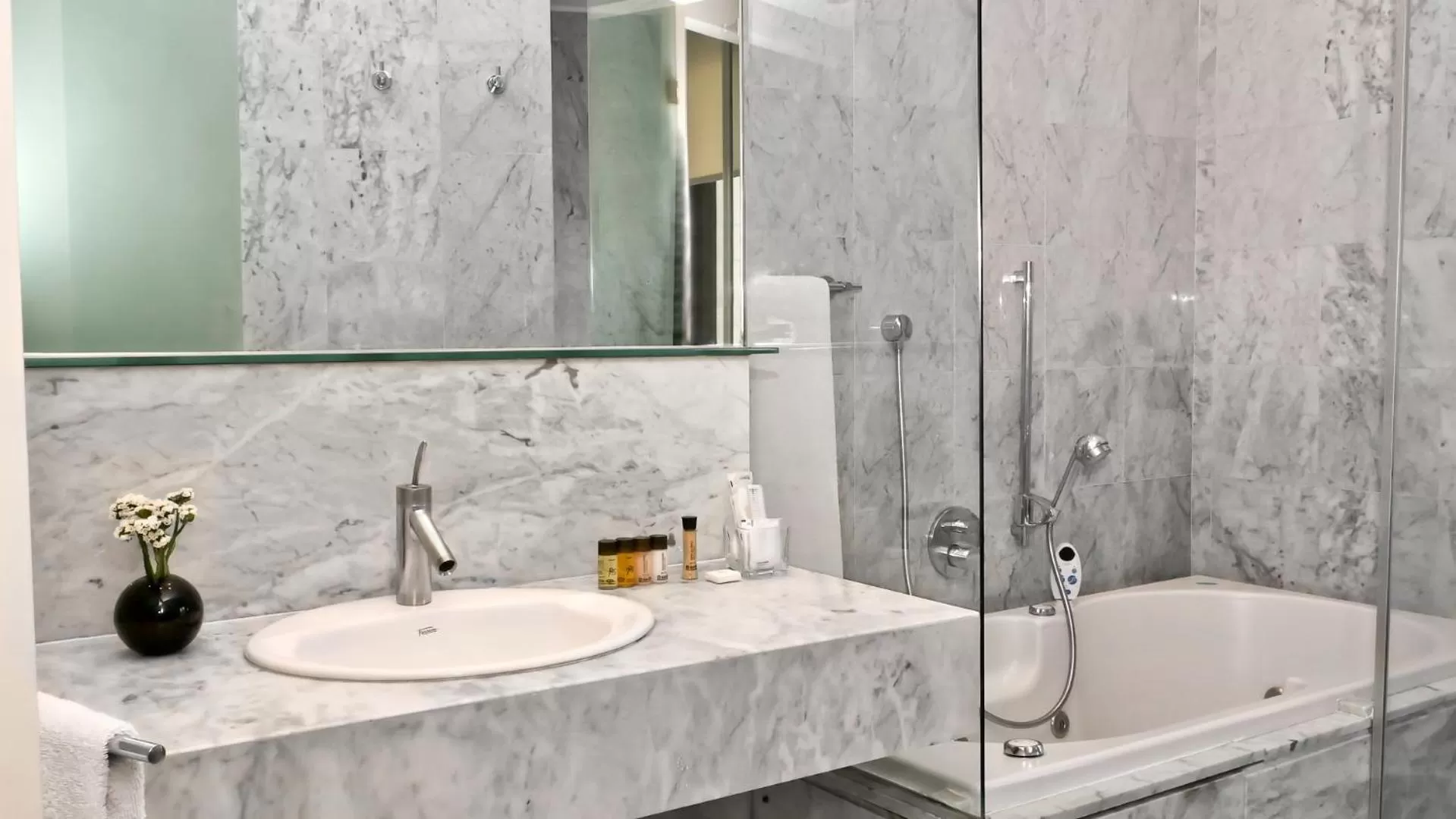 Shower in 725 Continental Hotel