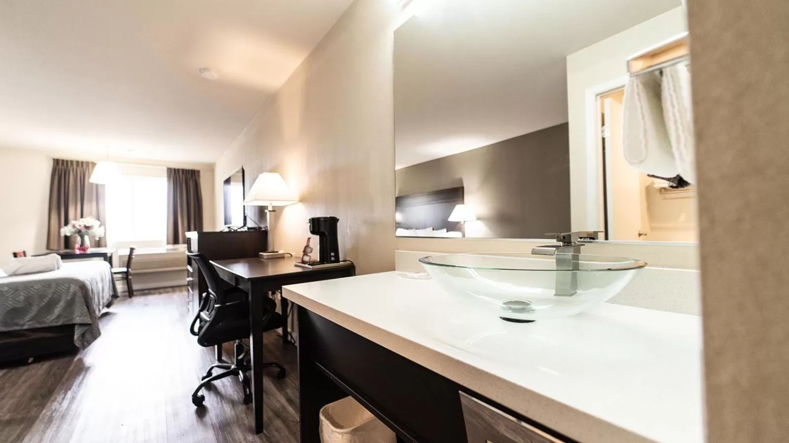 hair dresser, Bed in Ocean Star Inn