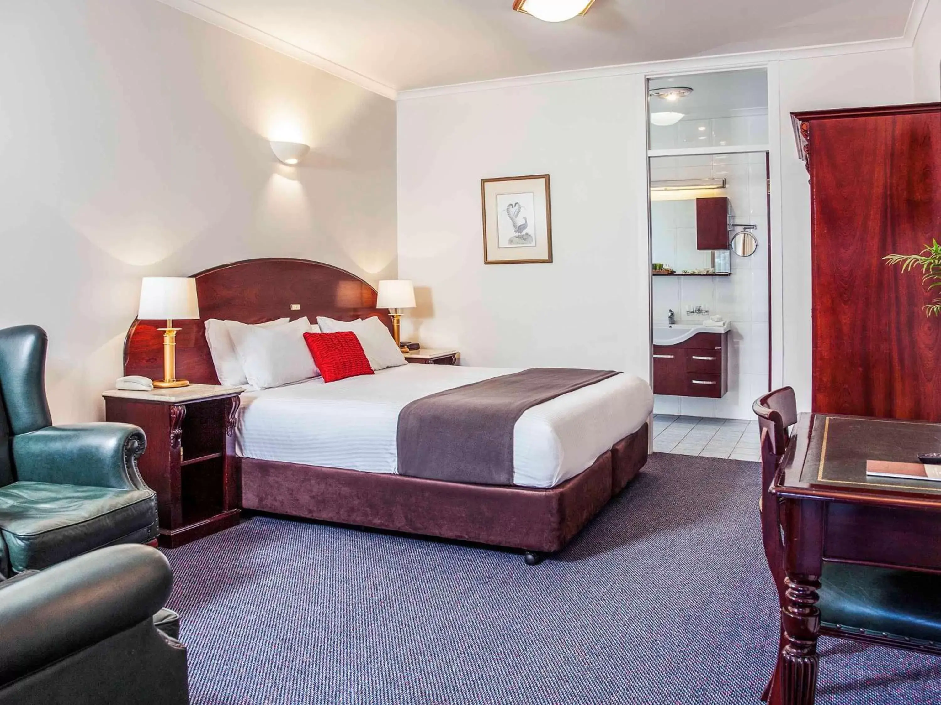 Photo of the whole room, Bed in Mercure Ballarat Hotel & Convention Centre