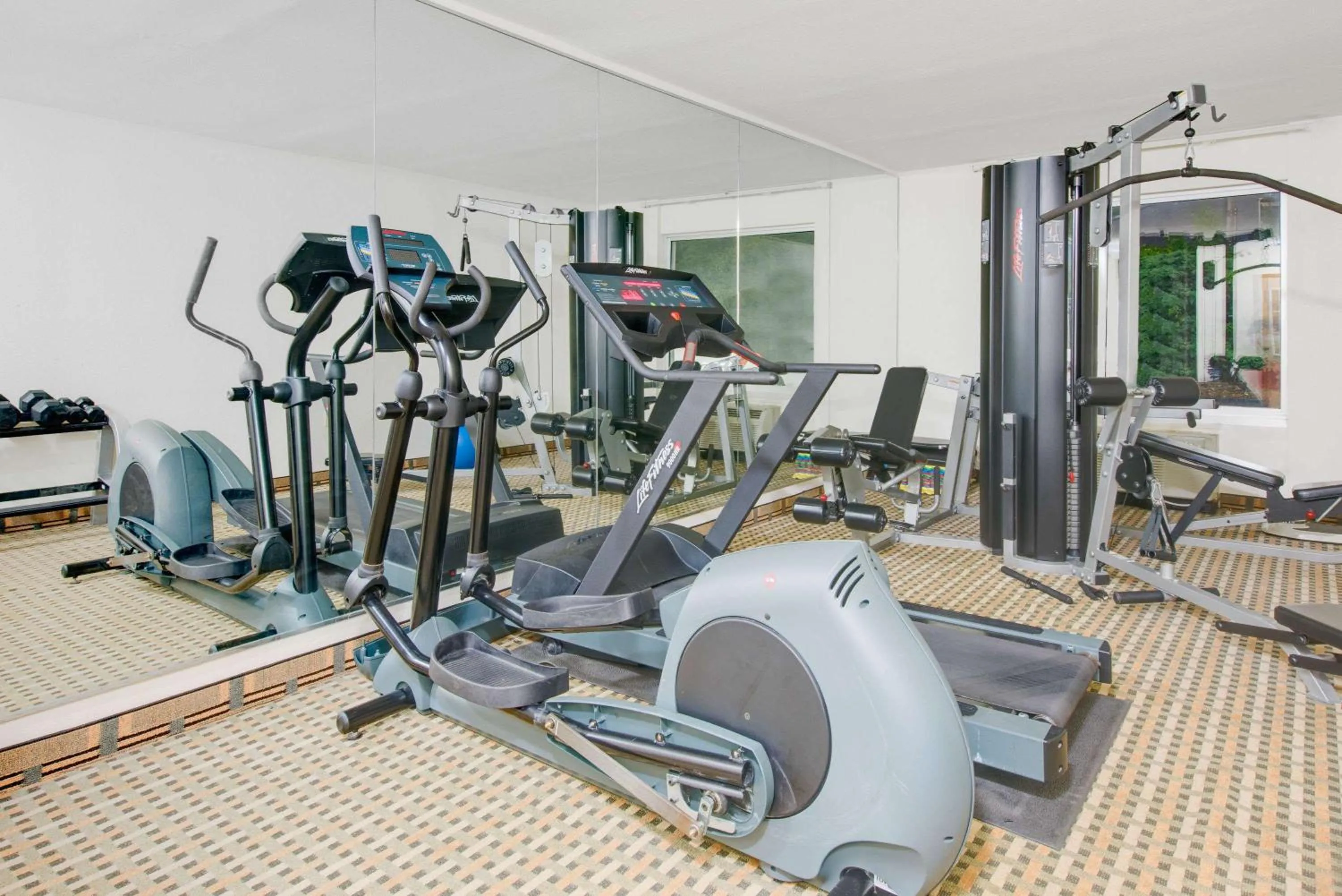 Fitness centre/facilities in Express Inn Harrisburg South New Cumberland
