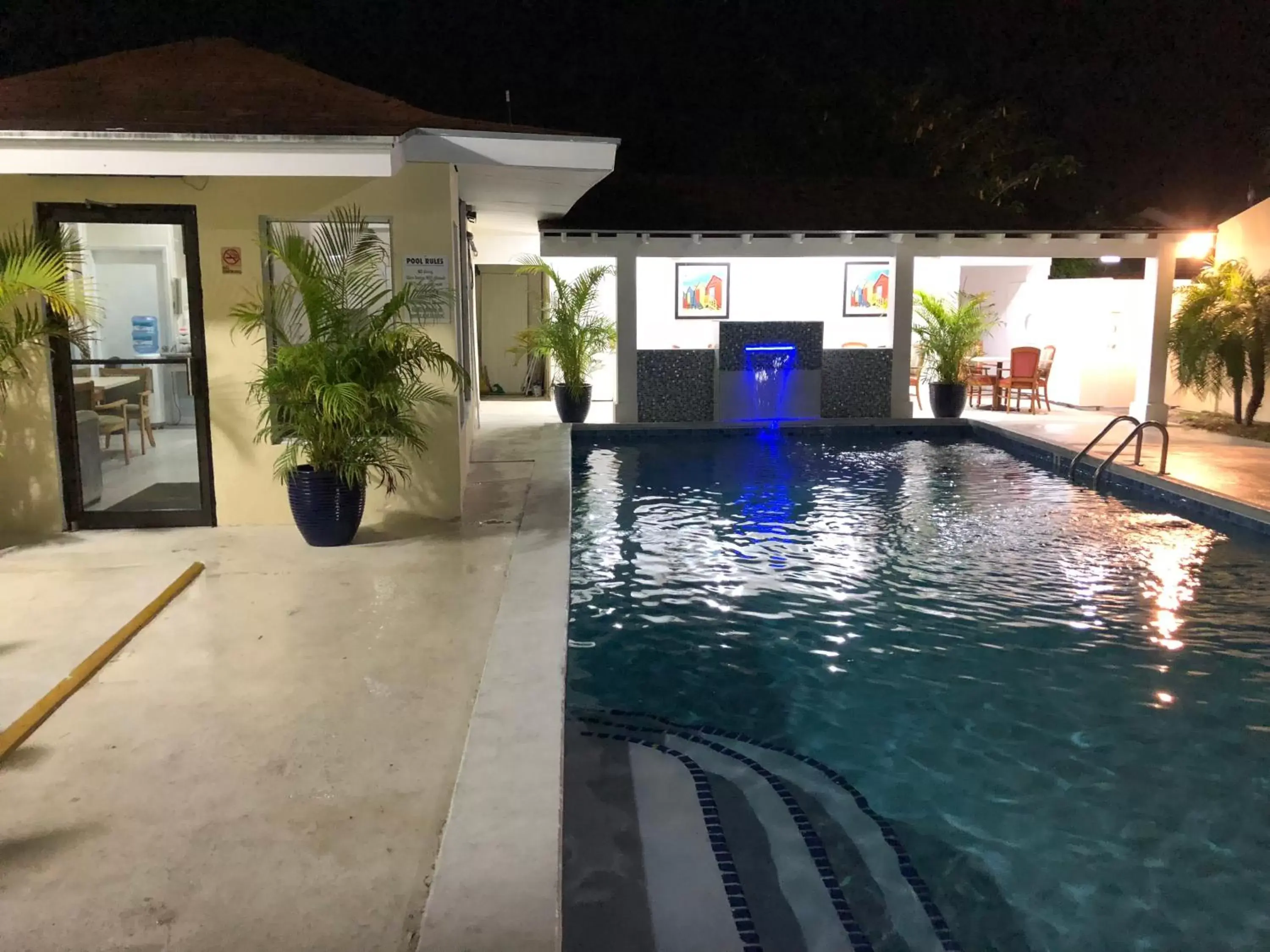 Swimming Pool in Colony Club Inn & Suites