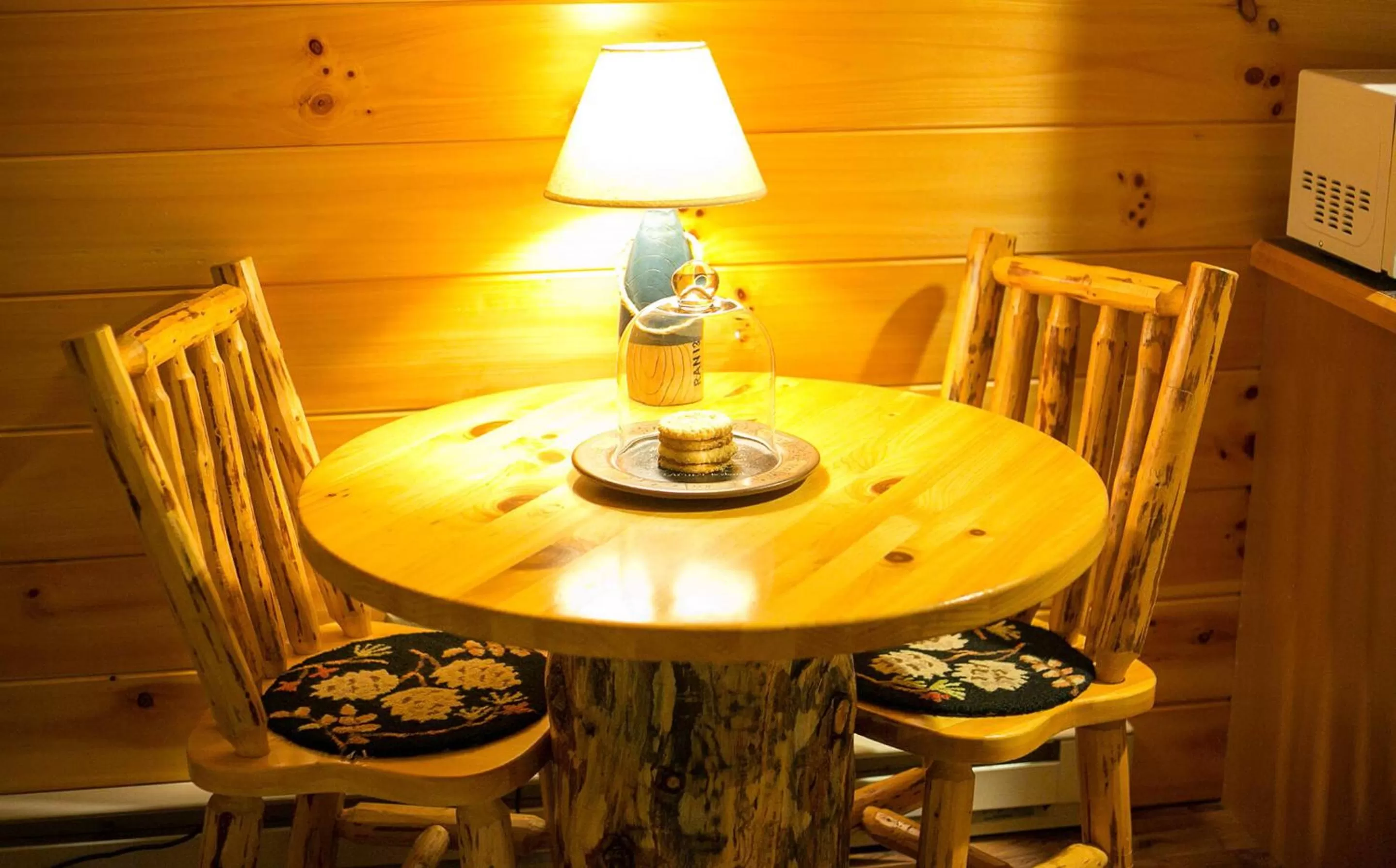 Dining area in Blessing Lodge by Amish Country Lodging