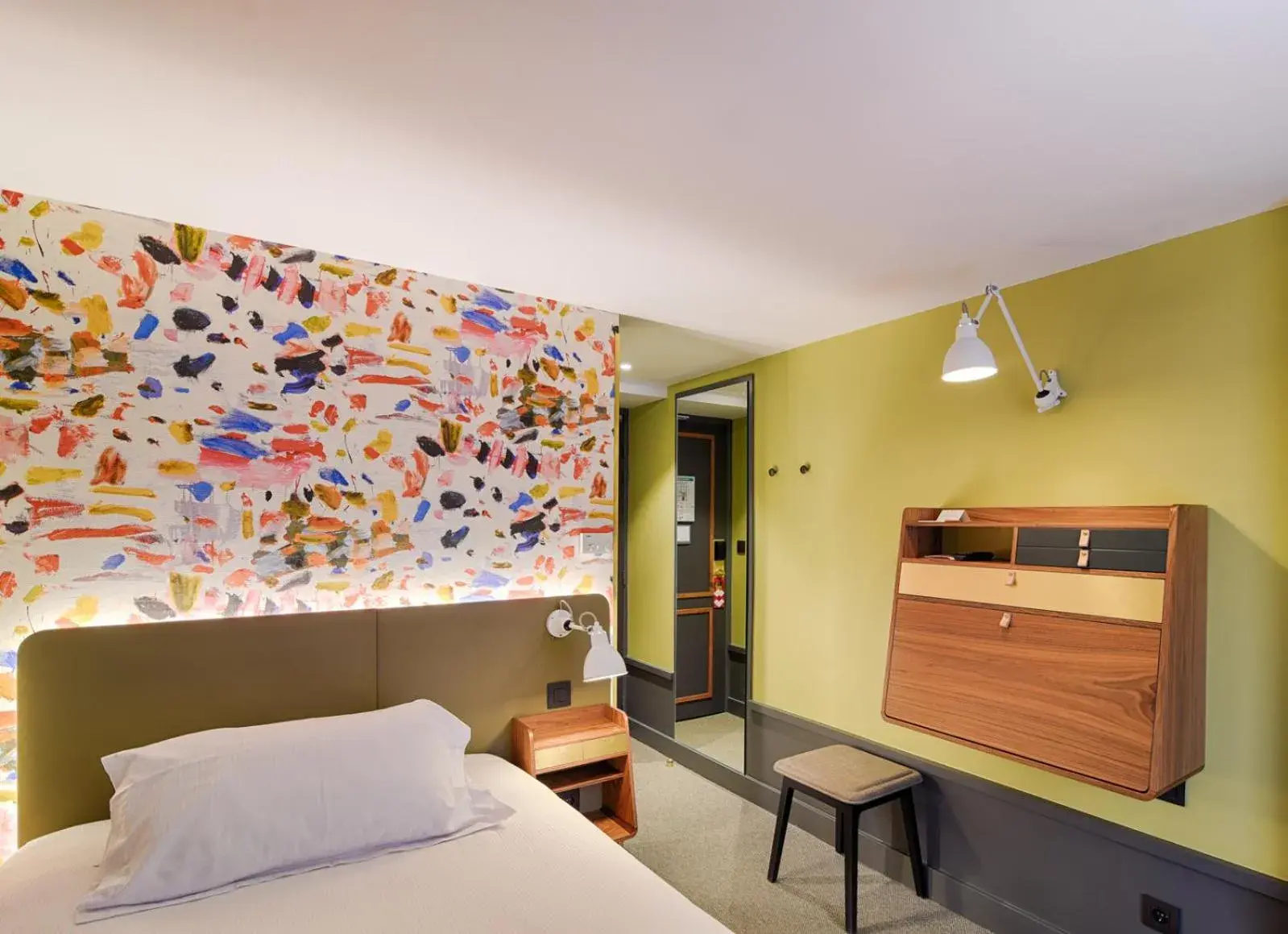 Photo of the whole room, Bed in Hôtel Des Artistes