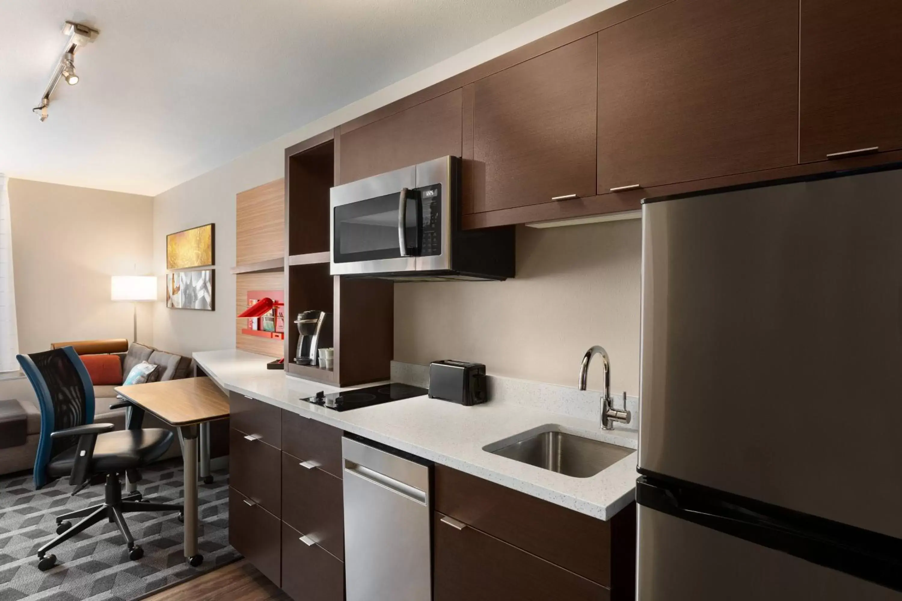 Kitchen or kitchenette, Kitchen/Kitchenette in TownePlace Suites by Marriott Cedar Rapids Marion