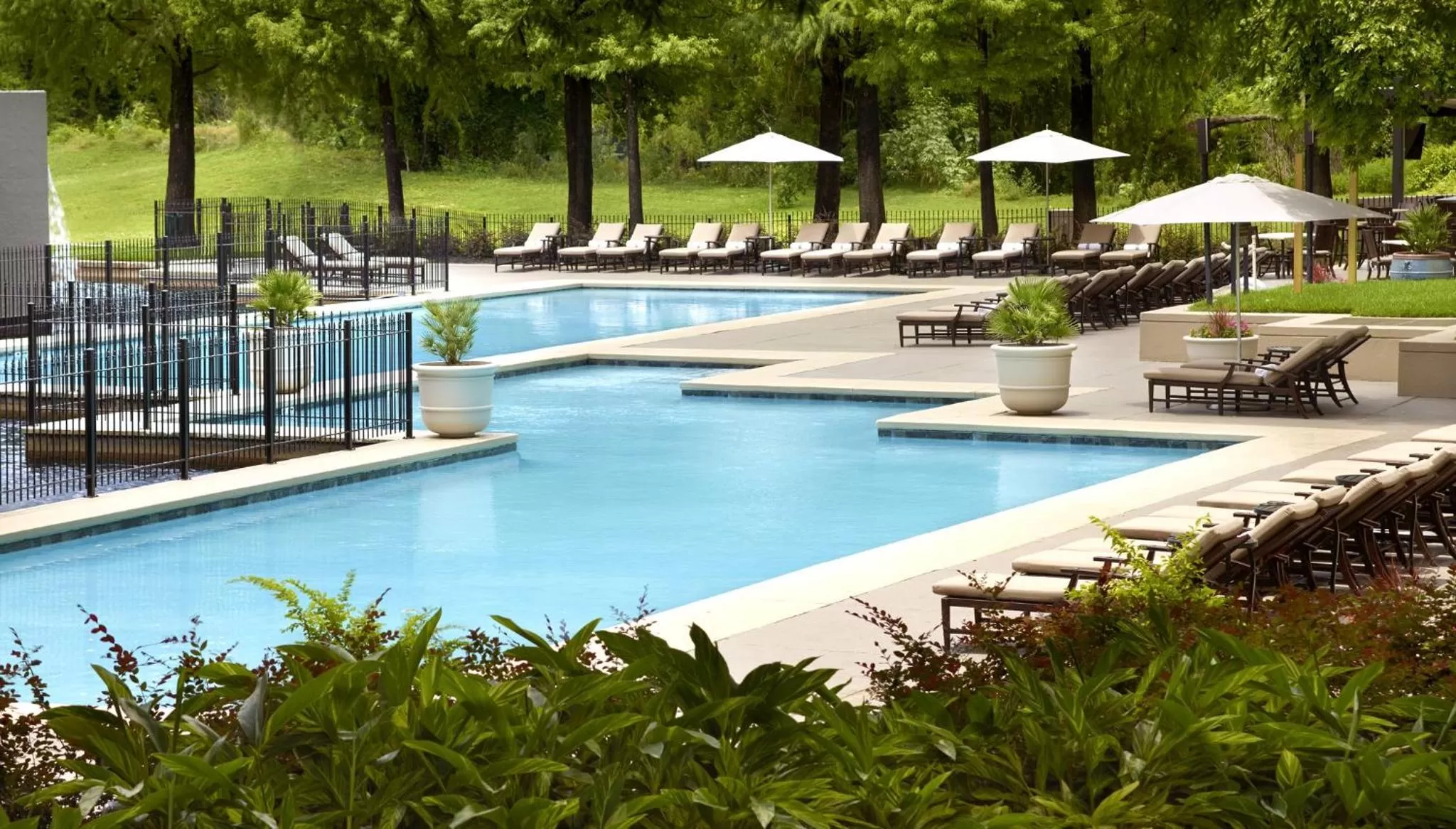 Swimming pool in Omni Houston Hotel