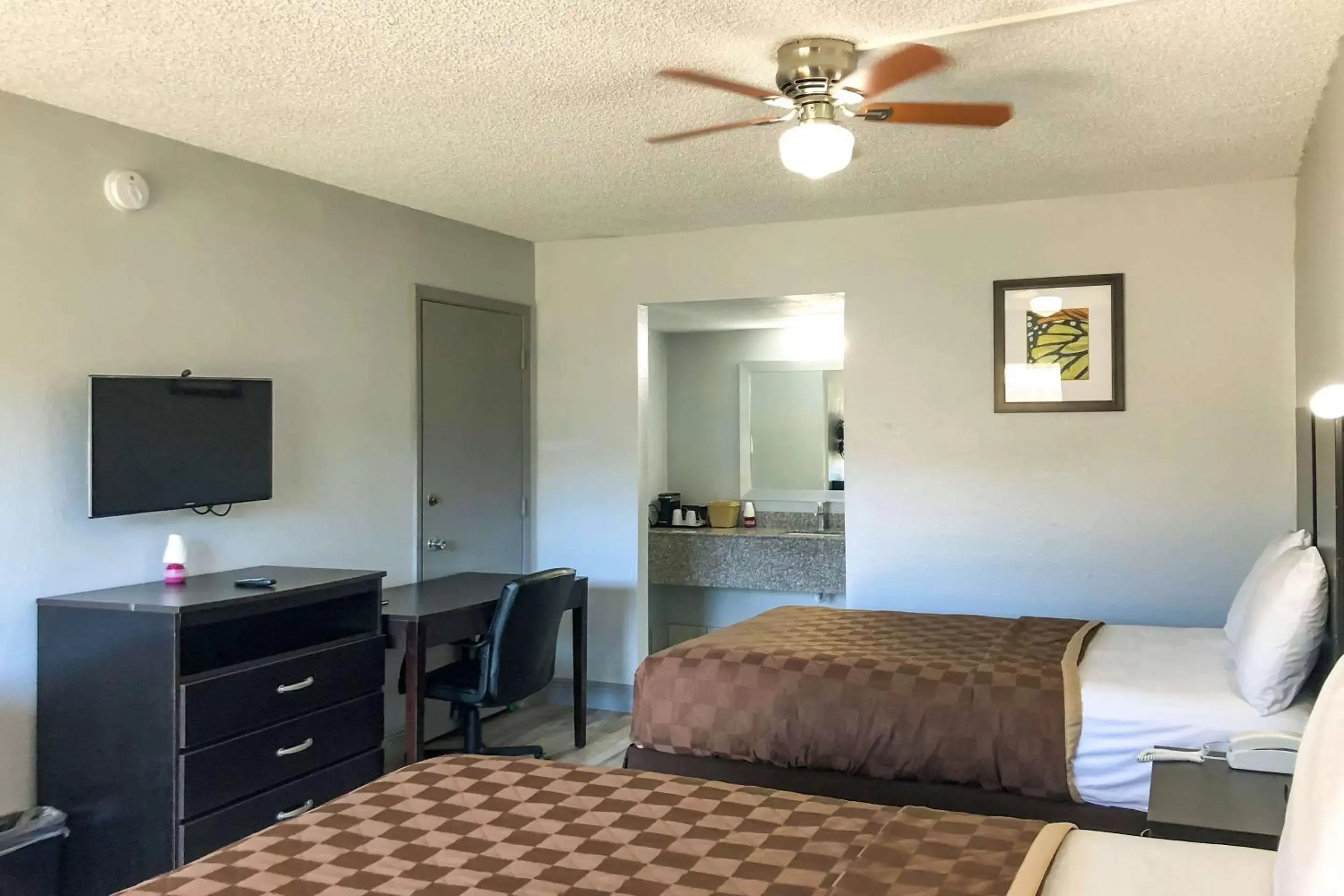 Photo of the whole room, Bed in Rodeway Inn Sun City Center