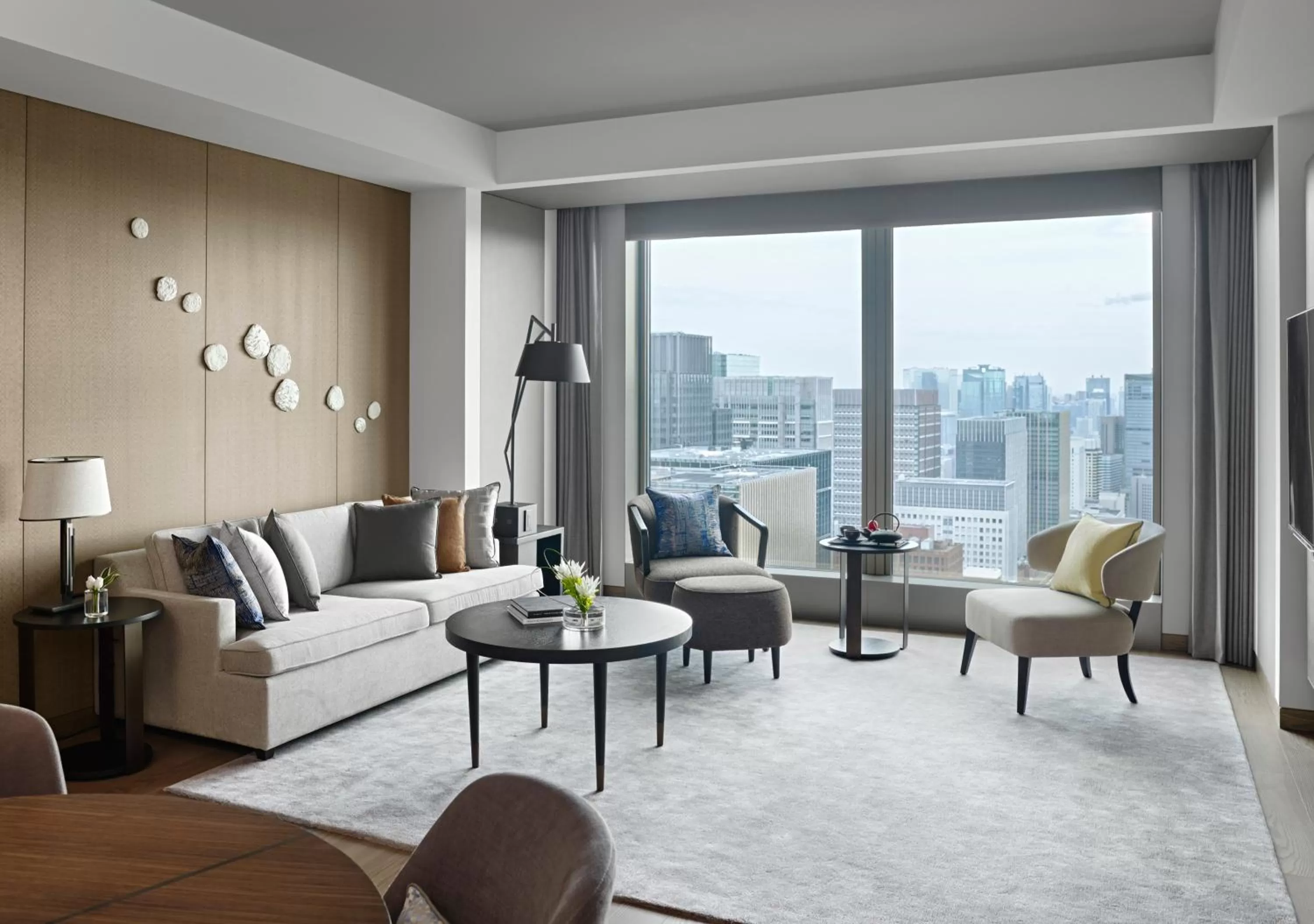 Living room in Four Seasons Hotel Tokyo at Otemachi